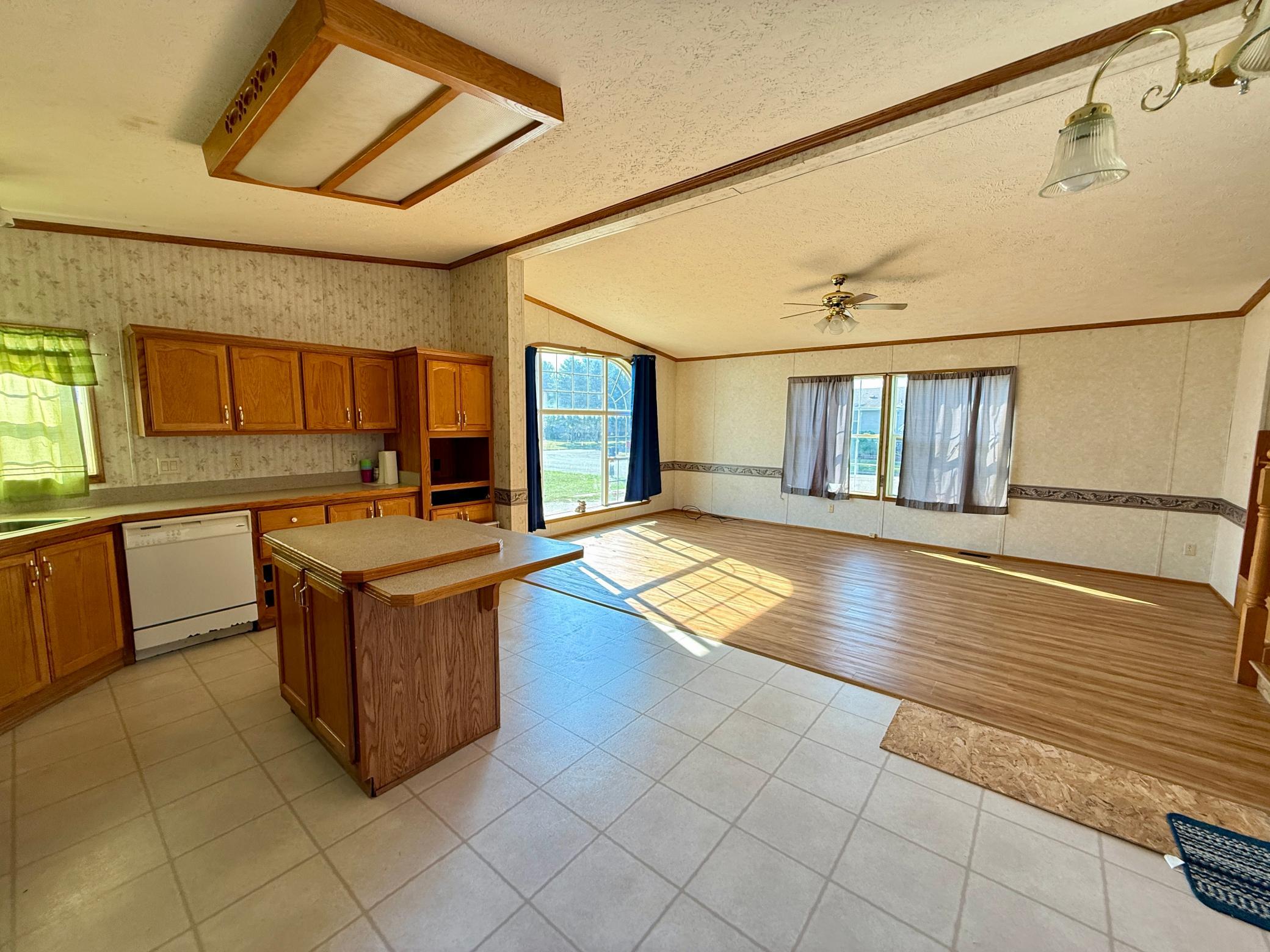 2001 single family home for sale at 1226 9th Street SW in Valley City, ND — 3 bed, 2 bath (photo 9 of 24)