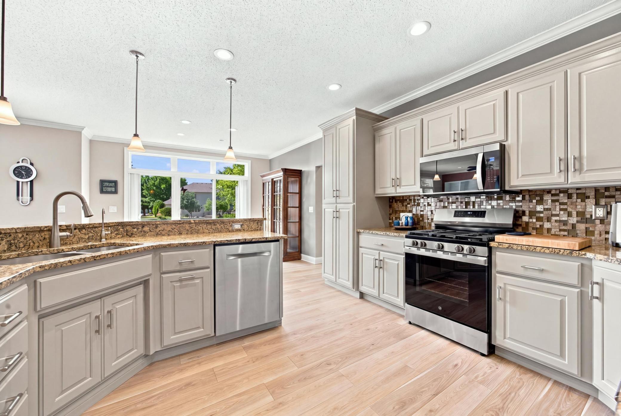 1999 single family home for sale at 2108 ROSE CREEK Boulevard S in Fargo, ND — 5 bed, 3 bath (photo 18 of 70)