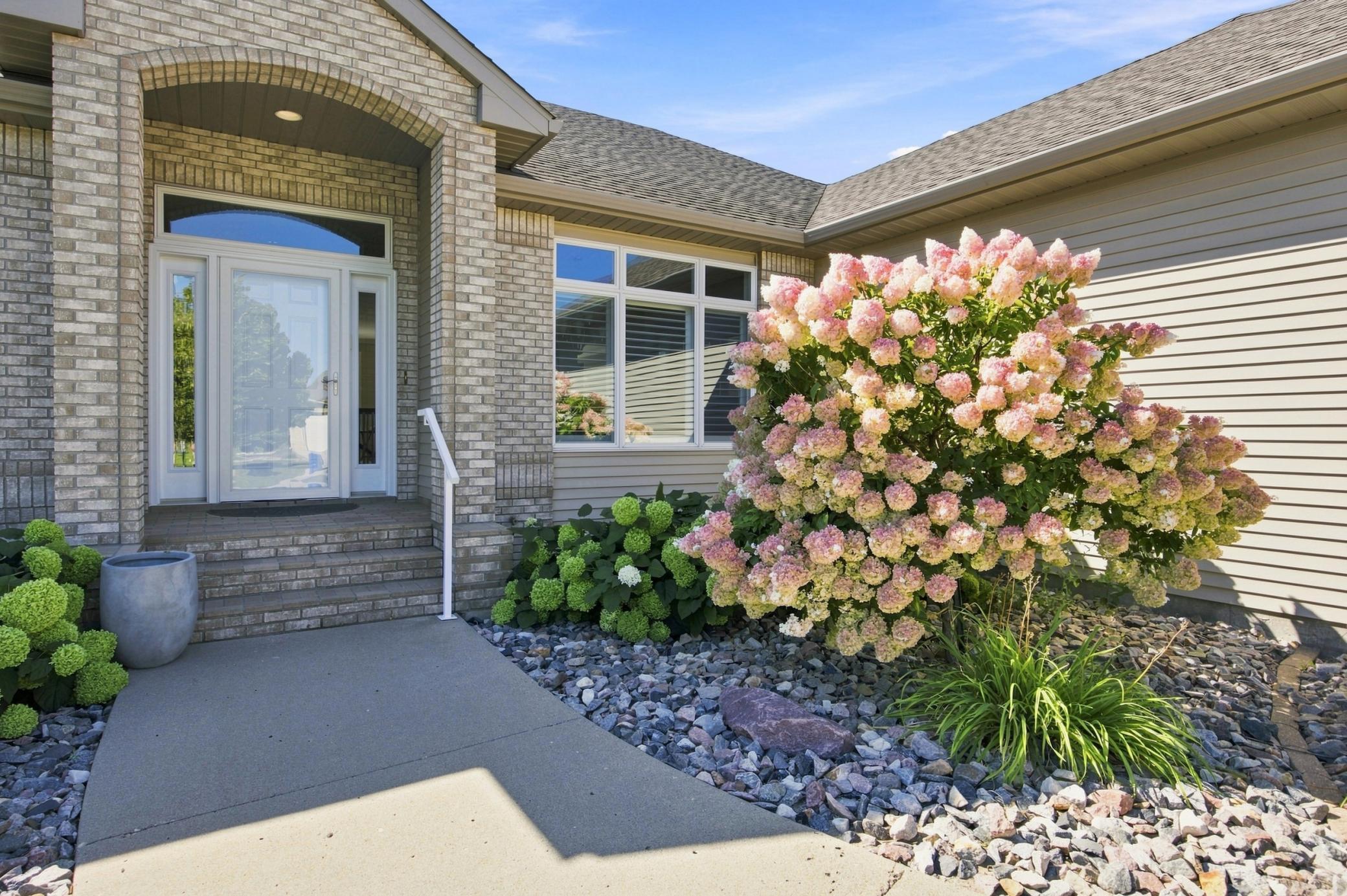 1999 single family home for sale at 2108 ROSE CREEK Boulevard S in Fargo, ND — 5 bed, 3 bath (photo 3 of 70)