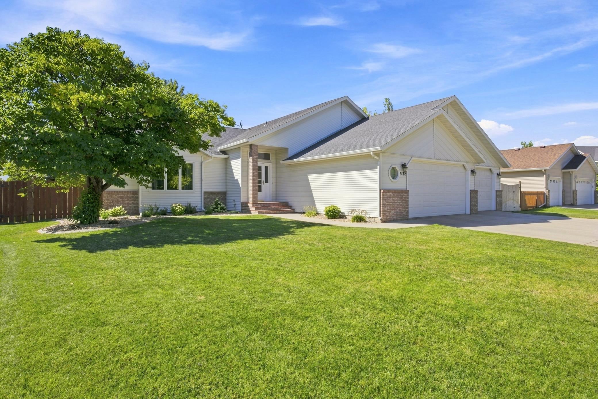 1992 single family home for sale at 3132 37 1/2 Avenue S in Fargo, ND — 4 bed, 3 bath (photo 2 of 59)