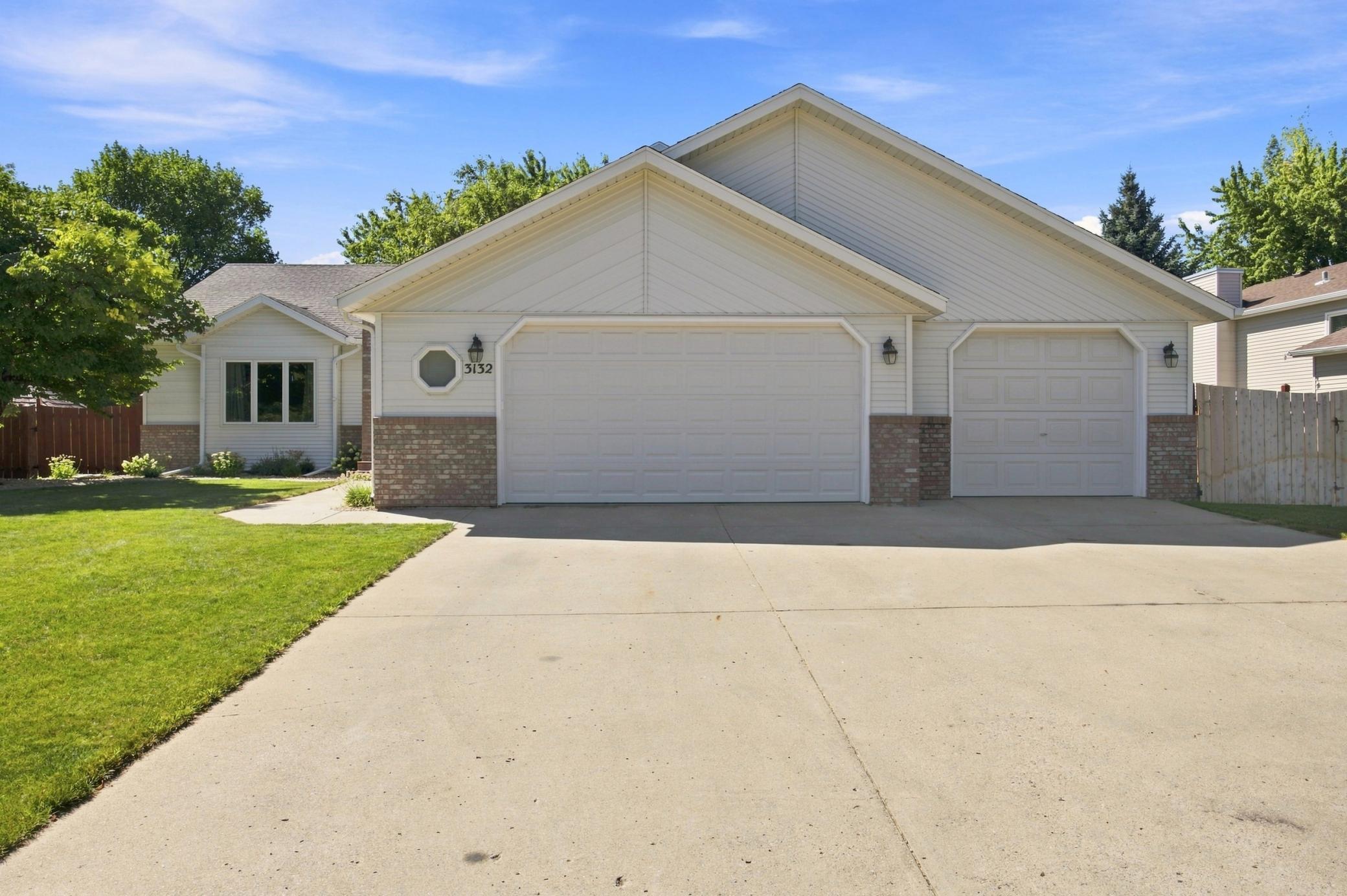 1992 single family home for sale at 3132 37 1/2 Avenue S in Fargo, ND — 5 bed, 3 bath