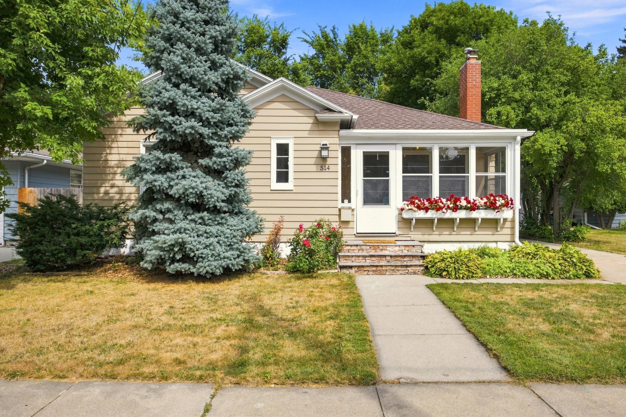 1939 single family home for sale at 514 4th Avenue S in Moorhead, MN — 3 bed, 2 bath (photo 2 of 46)