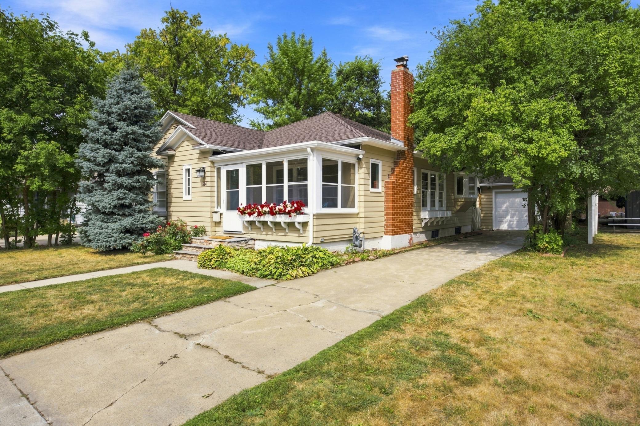 1939 single family home for sale at 514 4th Avenue S in Moorhead, MN — 3 bed, 2 bath