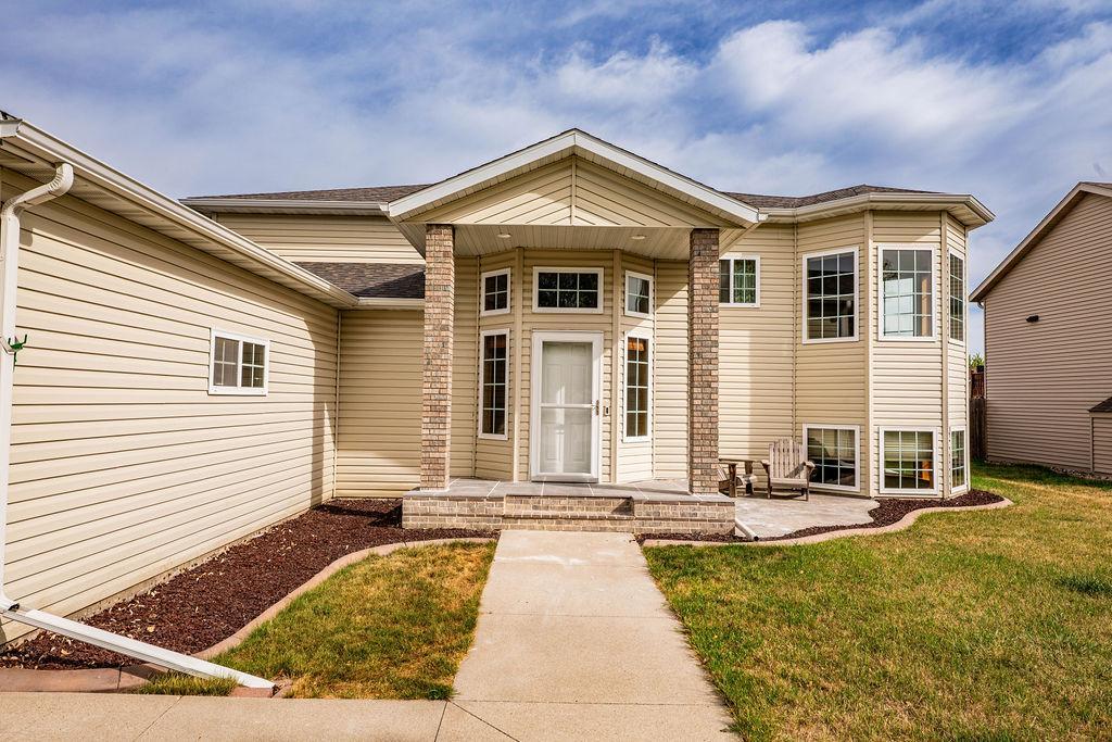 2003 single family home for sale at 938 Parkway Drive in West Fargo, ND — 5 bed, 3 bath (photo 2 of 51)