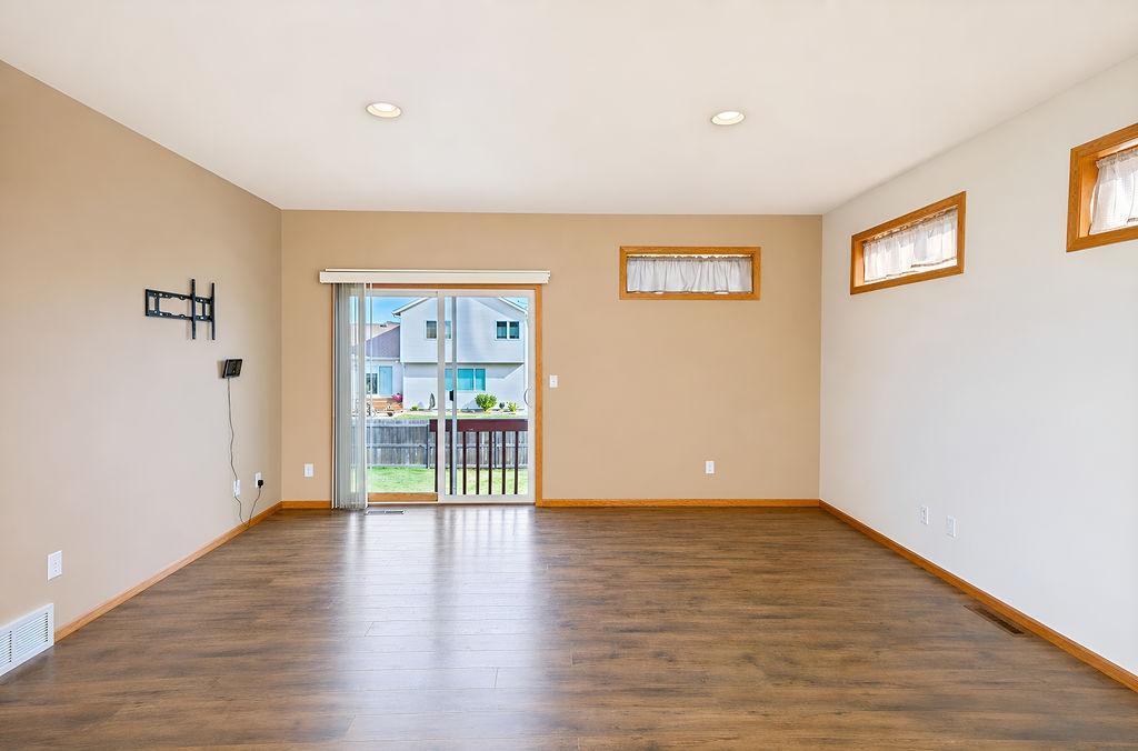 2003 single family home for sale at 938 Parkway Drive in West Fargo, ND — 5 bed, 3 bath (photo 11 of 51)