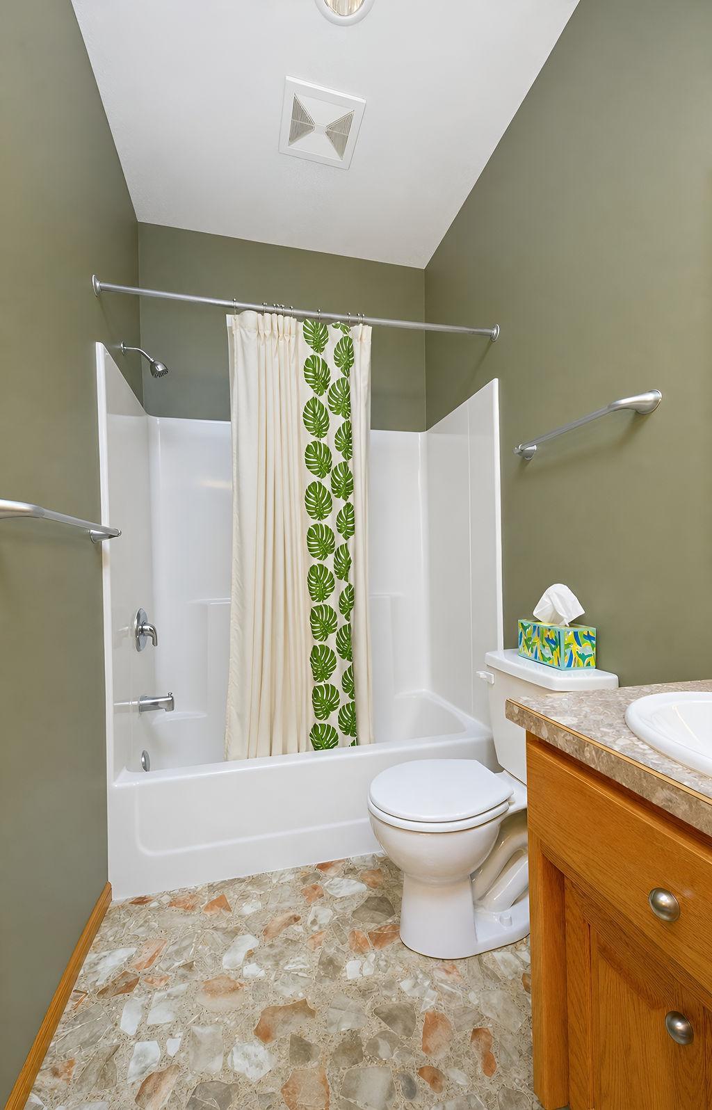 2003 single family home for sale at 938 Parkway Drive in West Fargo, ND — 5 bed, 3 bath (photo 12 of 51)