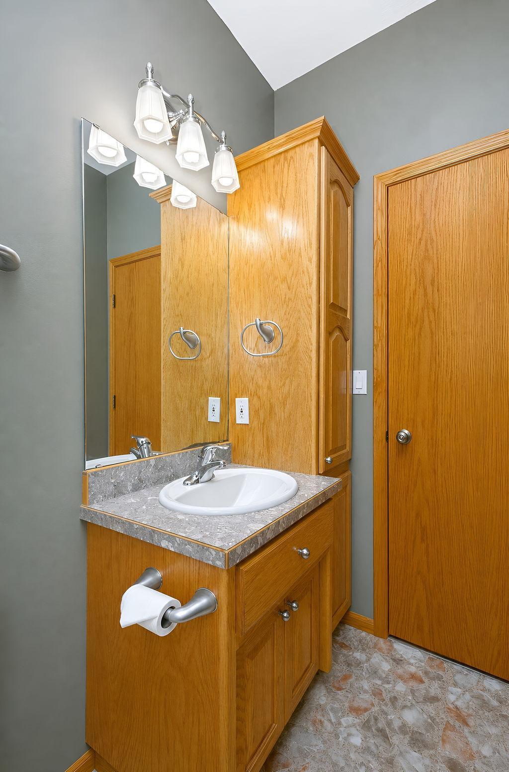 2003 single family home for sale at 938 Parkway Drive in West Fargo, ND — 5 bed, 3 bath (photo 13 of 51)