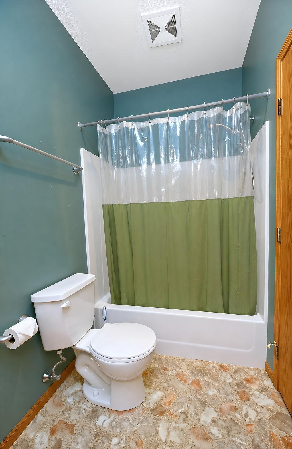 2003 single family home for sale at 938 Parkway Drive in West Fargo, ND — 5 bed, 3 bath (photo 19 of 51)