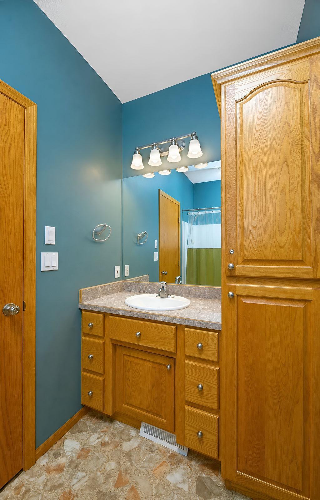 2003 single family home for sale at 938 Parkway Drive in West Fargo, ND — 5 bed, 3 bath (photo 20 of 51)
