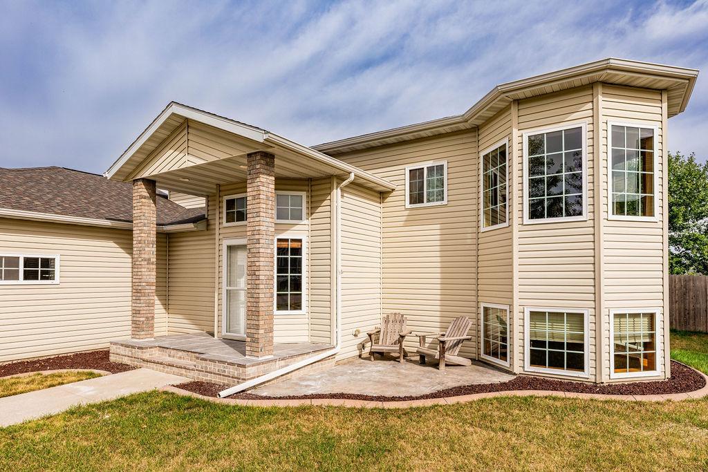 2003 single family home for sale at 938 Parkway Drive in West Fargo, ND — 5 bed, 3 bath (photo 3 of 51)