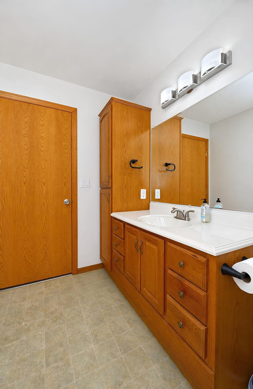 2003 single family home for sale at 938 Parkway Drive in West Fargo, ND — 5 bed, 3 bath (photo 37 of 51)