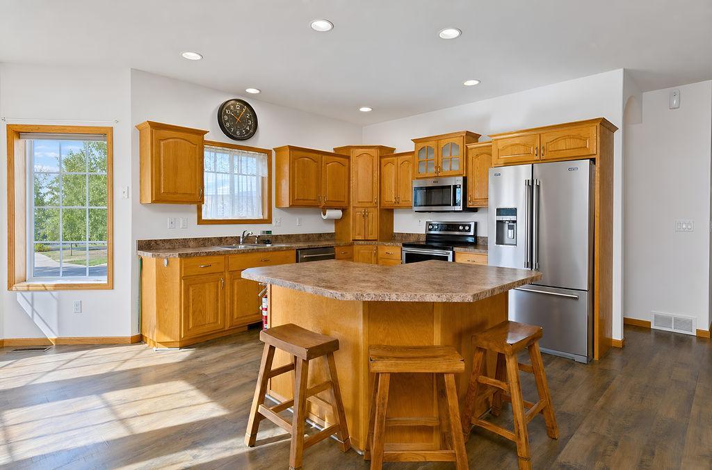 2003 single family home for sale at 938 Parkway Drive in West Fargo, ND — 5 bed, 3 bath (photo 5 of 51)