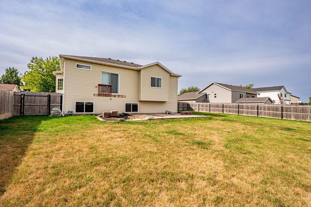 2003 single family home for sale at 938 Parkway Drive in West Fargo, ND — 5 bed, 3 bath (photo 47 of 51)