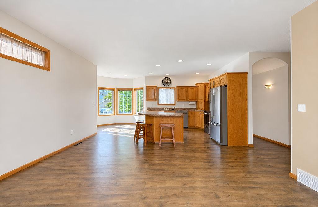 2003 single family home for sale at 938 Parkway Drive in West Fargo, ND — 5 bed, 3 bath (photo 10 of 51)