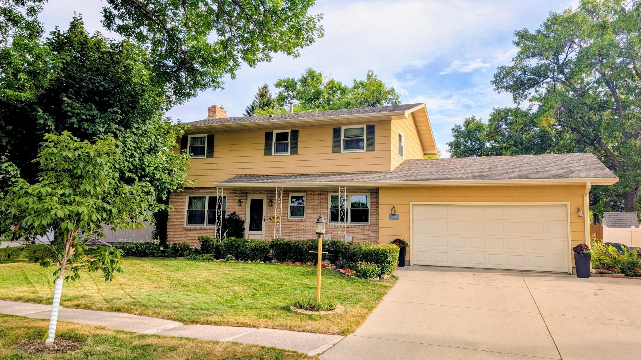1963 single family home for sale at 1207 22nd Avenue S in Moorhead, MN — 4 bed, 4 bath (photo 3 of 34)