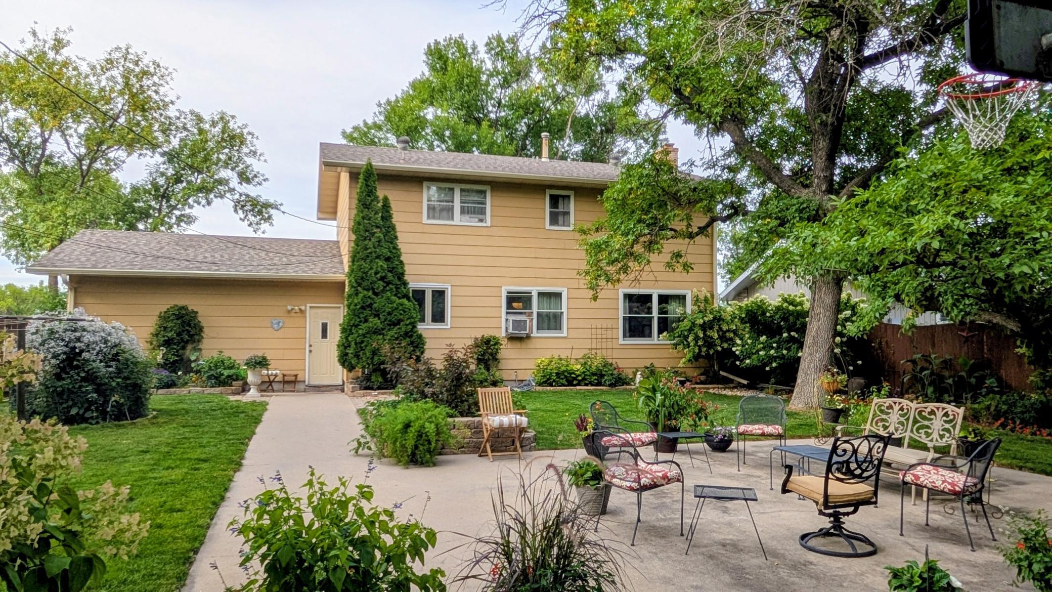 1963 single family home for sale at 1207 22nd Avenue S in Moorhead, MN — 4 bed, 4 bath (photo 4 of 34)