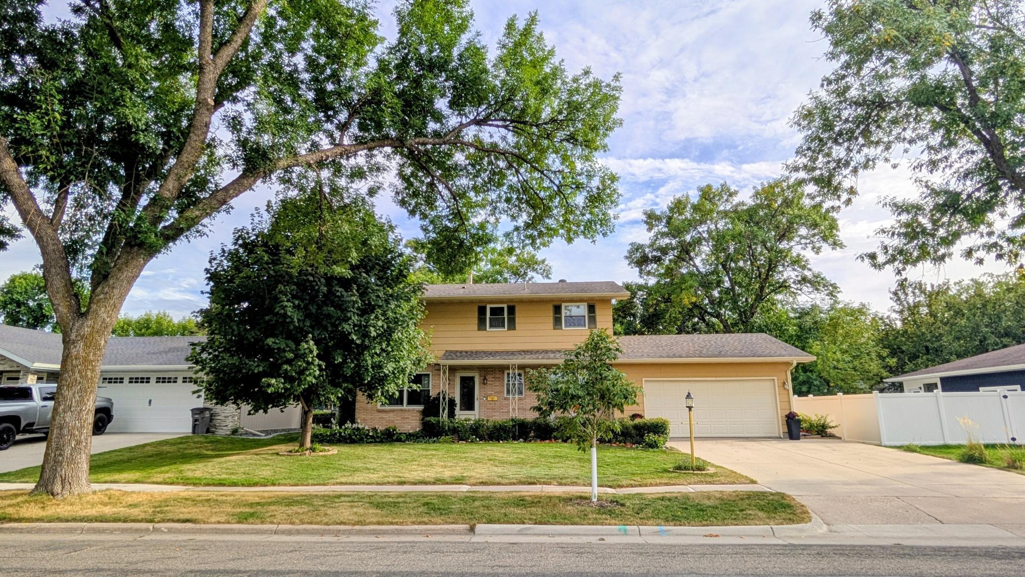 1963 single family home for sale at 1207 22nd Avenue S in Moorhead, MN — 4 bed, 4 bath