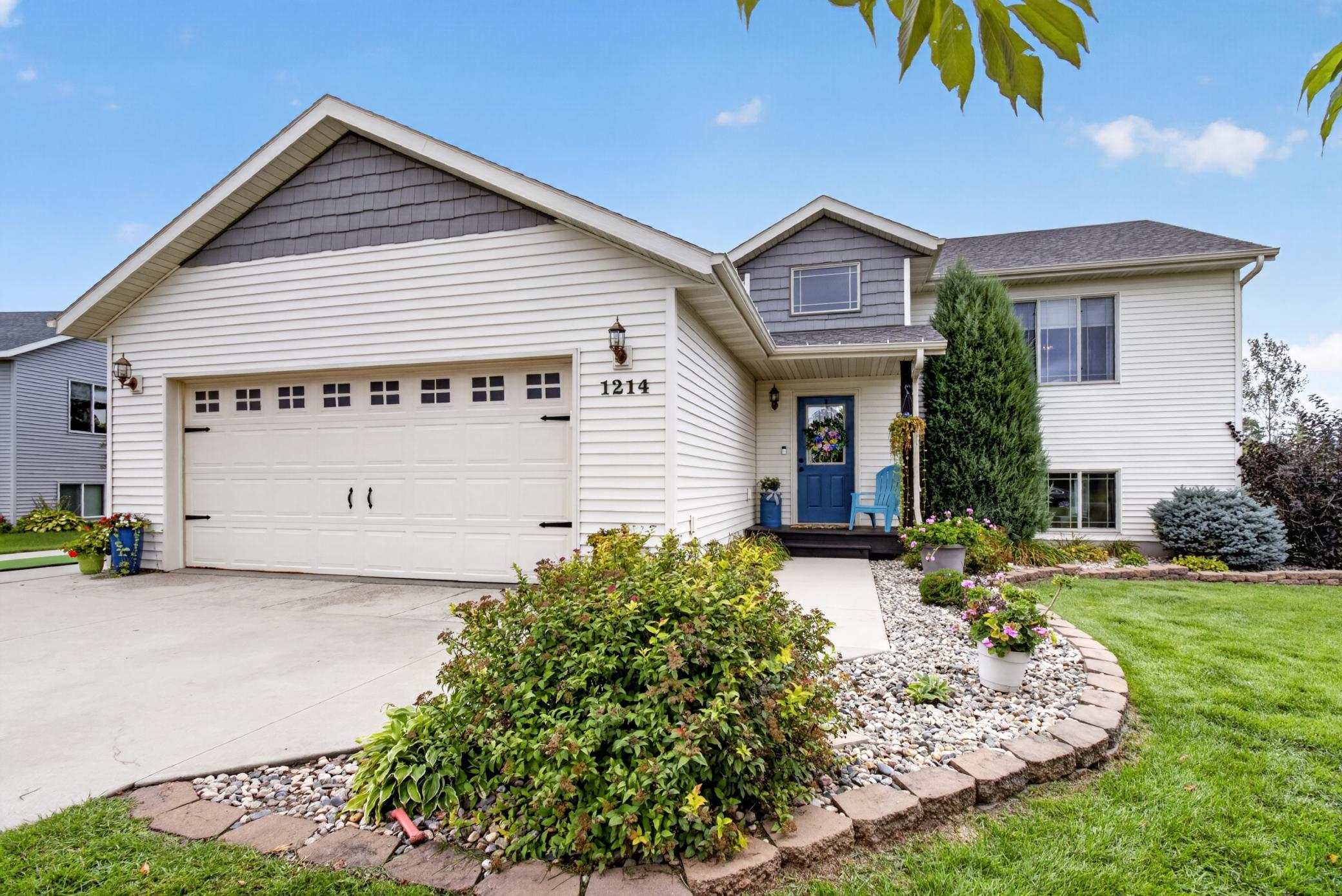 2012 single family home for sale at 1214 6th Avenue NW in Perham, MN — 4 bed, 2 bath (photo 2 of 44)