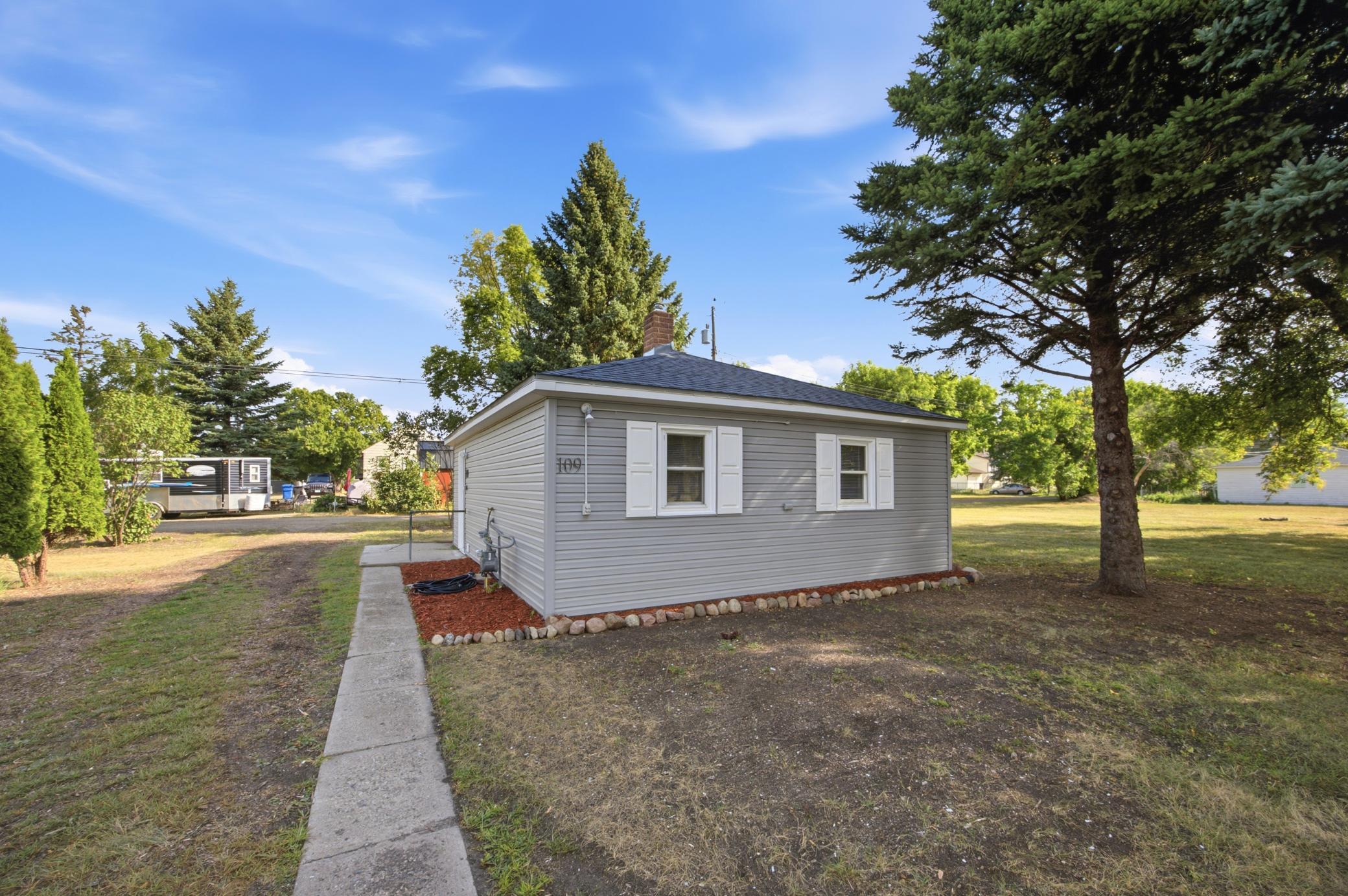 1957 single family home for sale at 109 2nd Avenue SW in Dilworth, MN — 1 bed, 1 bath (photo 2 of 27)