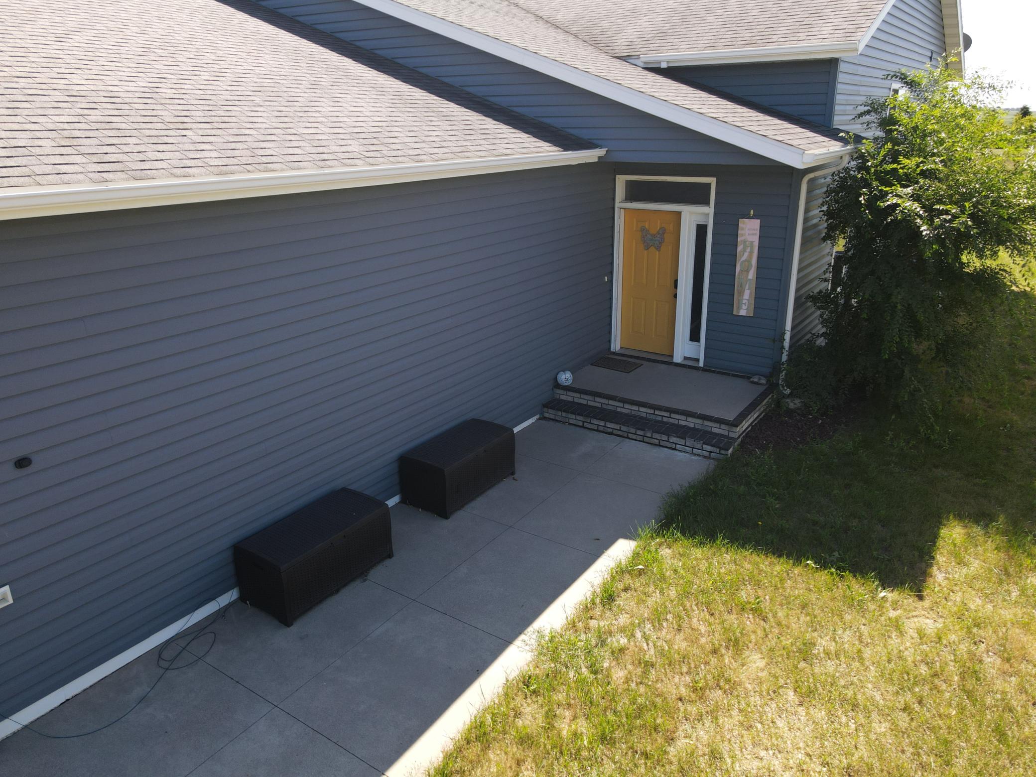 2006 twin home for sale at 1113 Morningside Drive in Casselton, ND — 4 bed, 2 bath (photo 2 of 33)