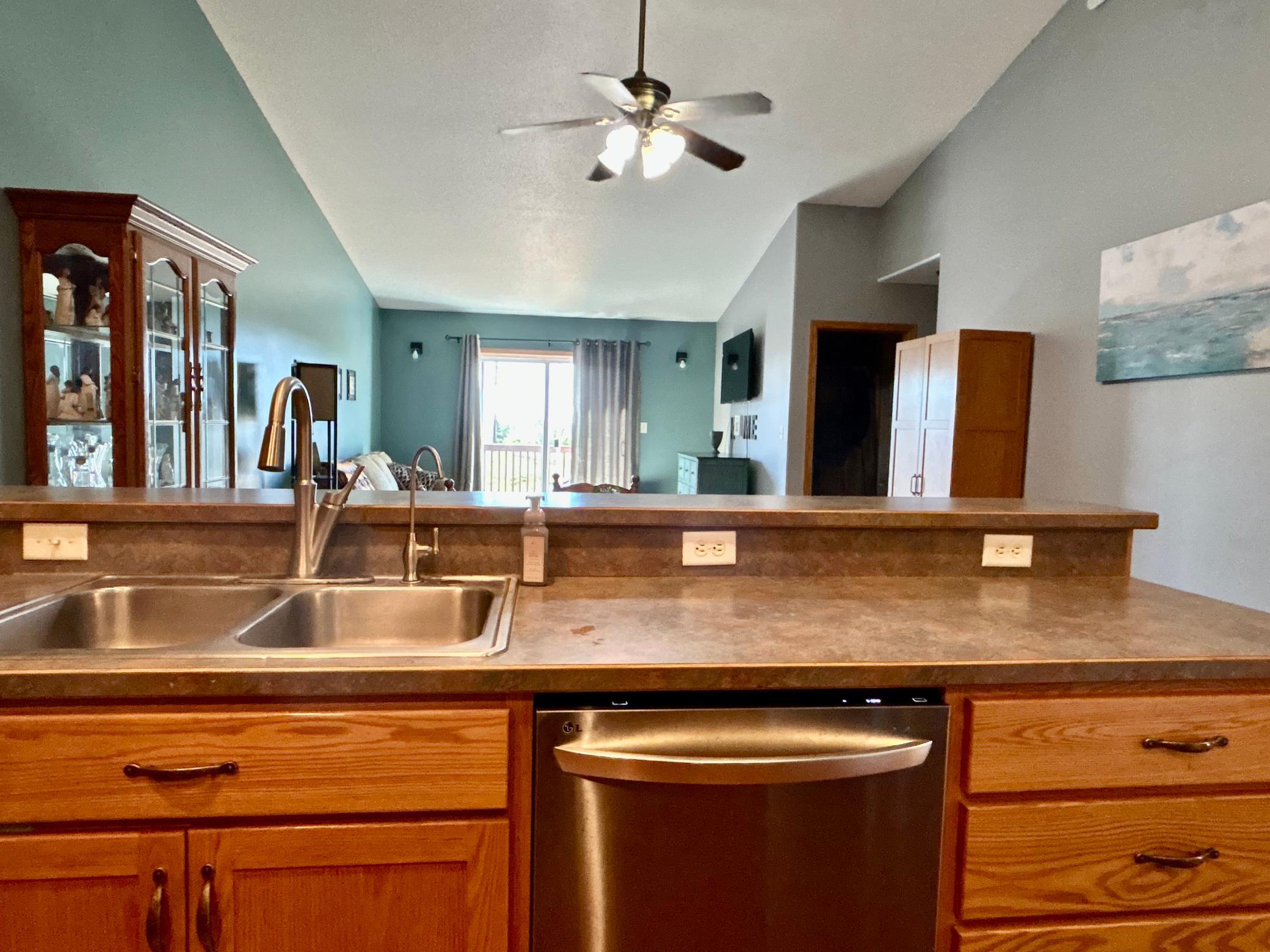 2006 twin home for sale at 1113 Morningside Drive in Casselton, ND — 4 bed, 2 bath (photo 12 of 33)
