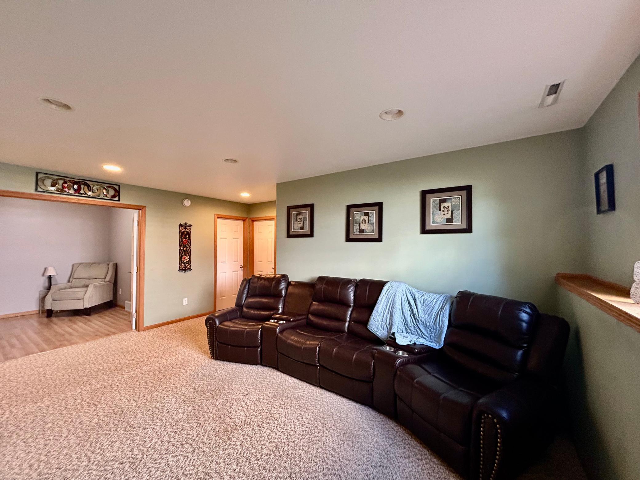 2006 twin home for sale at 1113 Morningside Drive in Casselton, ND — 4 bed, 2 bath (photo 20 of 33)
