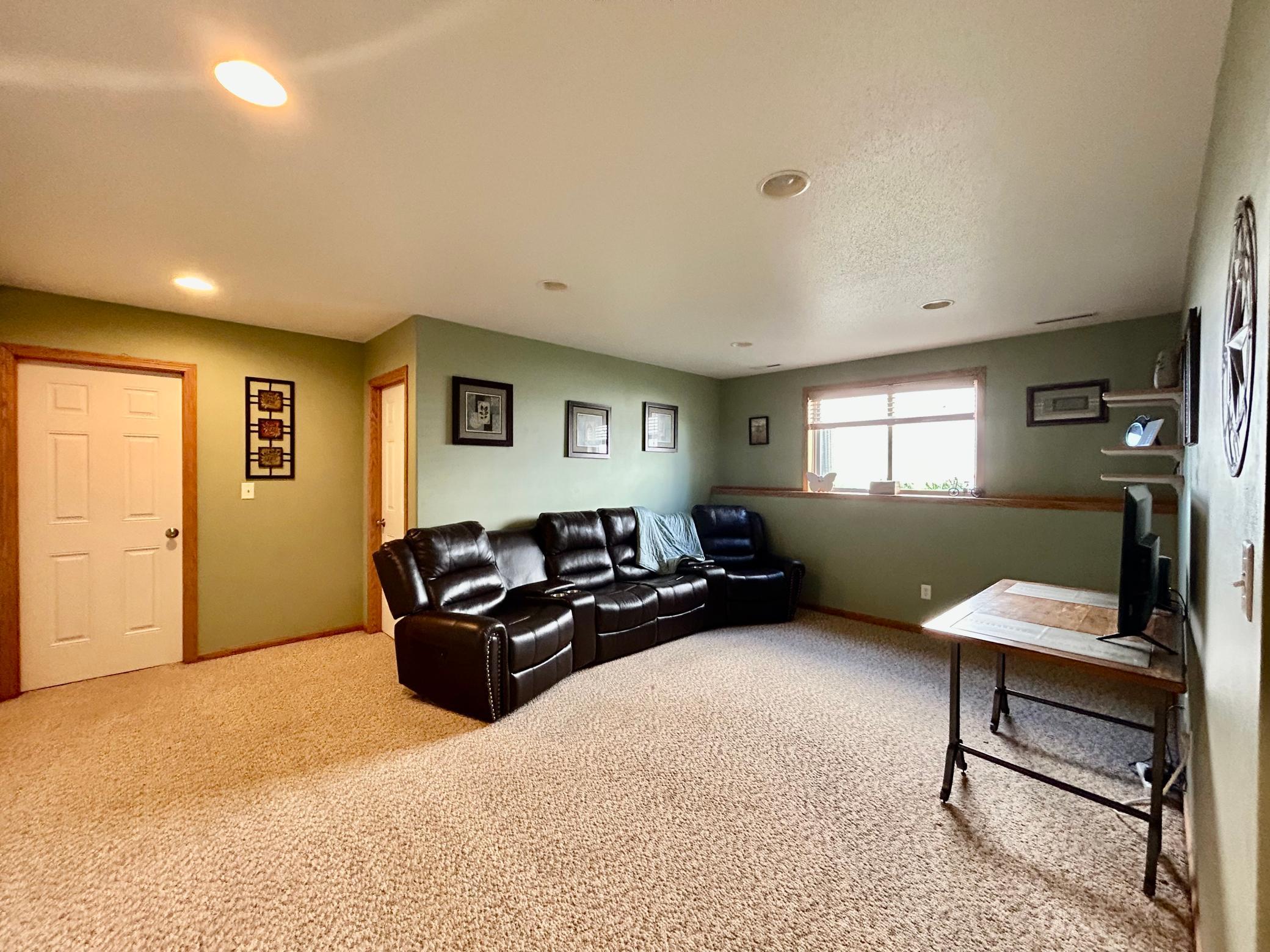 2006 twin home for sale at 1113 Morningside Drive in Casselton, ND — 4 bed, 2 bath (photo 22 of 33)