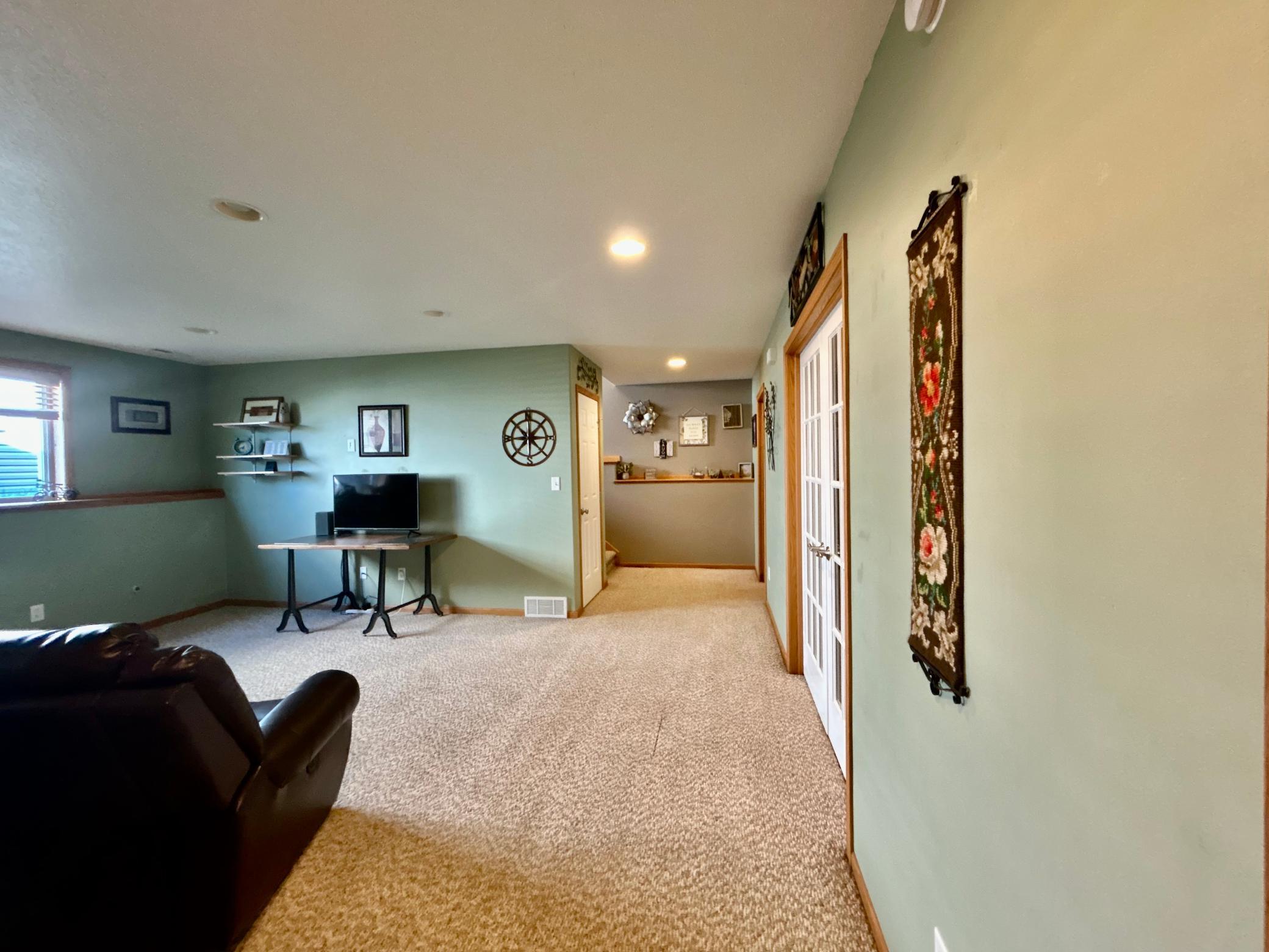 2006 twin home for sale at 1113 Morningside Drive in Casselton, ND — 4 bed, 2 bath (photo 24 of 33)