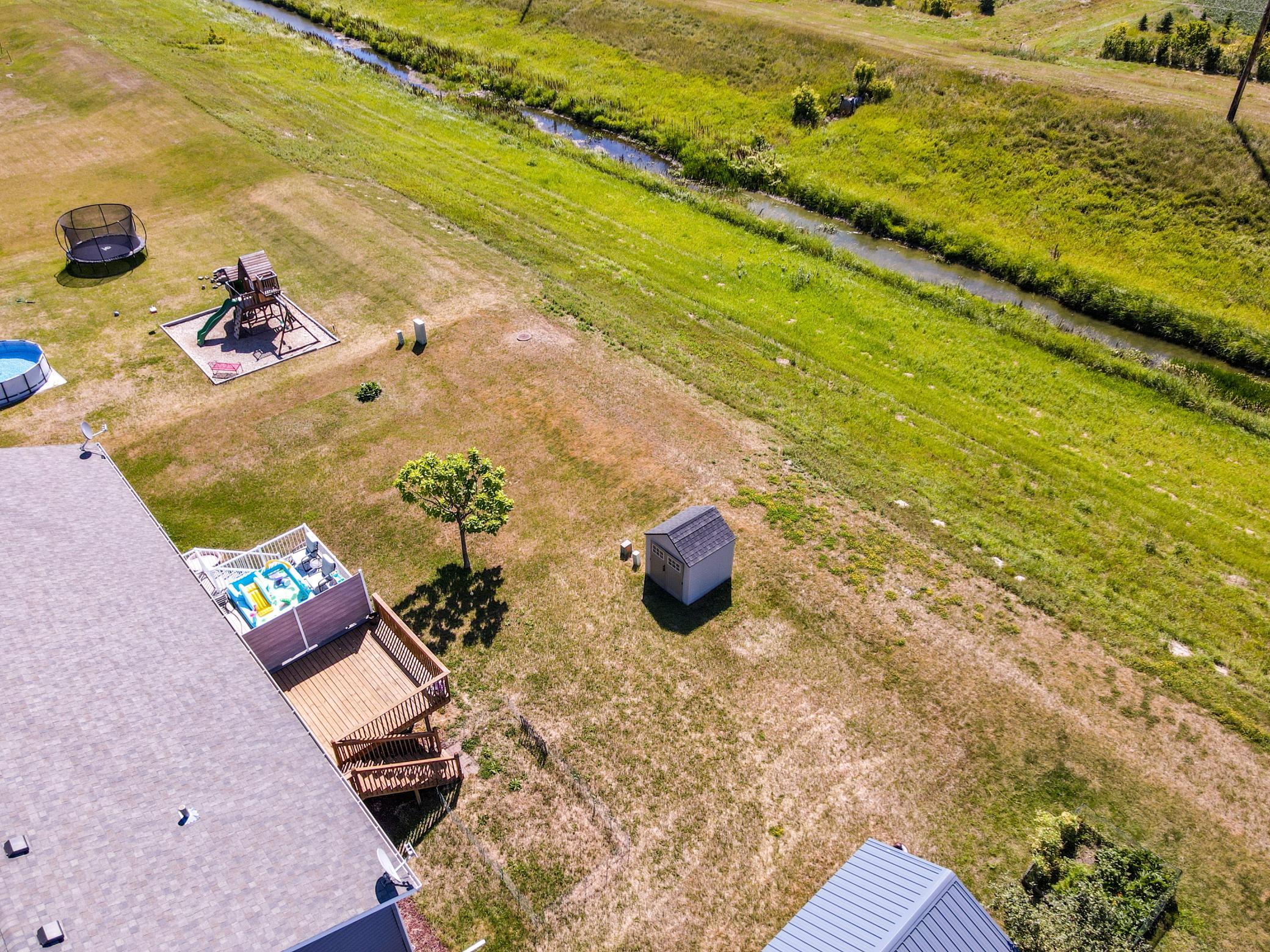 2006 twin home for sale at 1113 Morningside Drive in Casselton, ND — 4 bed, 2 bath (photo 4 of 33)