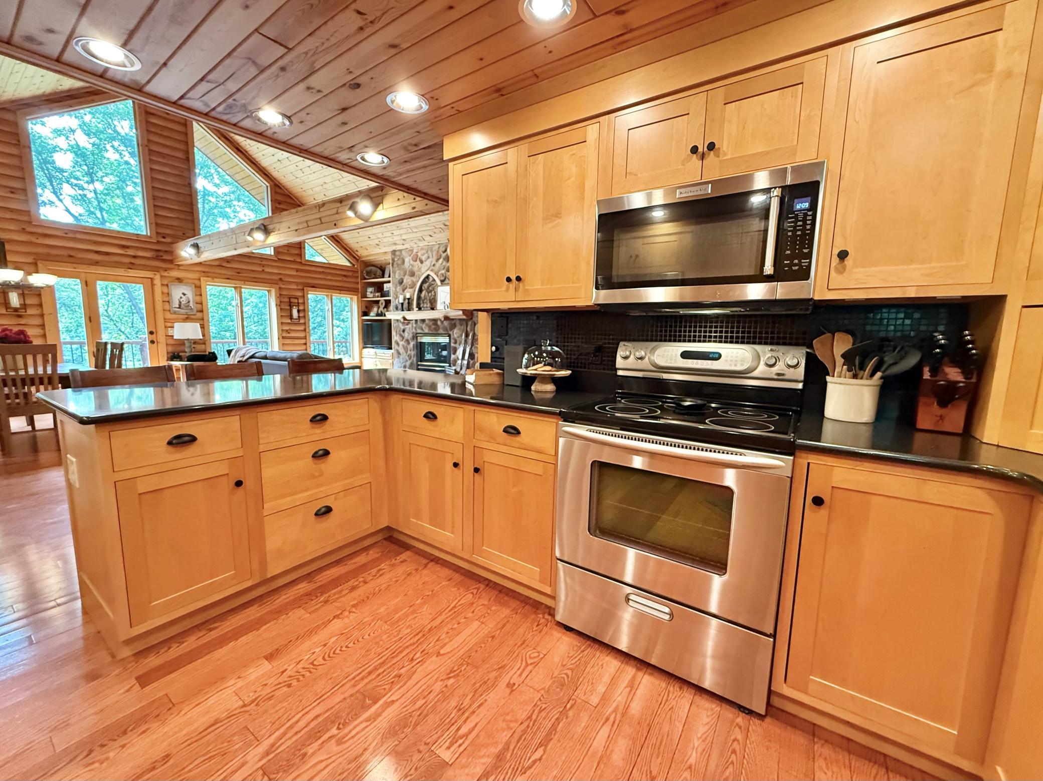 1995 single family home for sale at 130 Eastwood Drive in Thief River Falls, MN — 3 bed, 3 bath (photo 13 of 120)