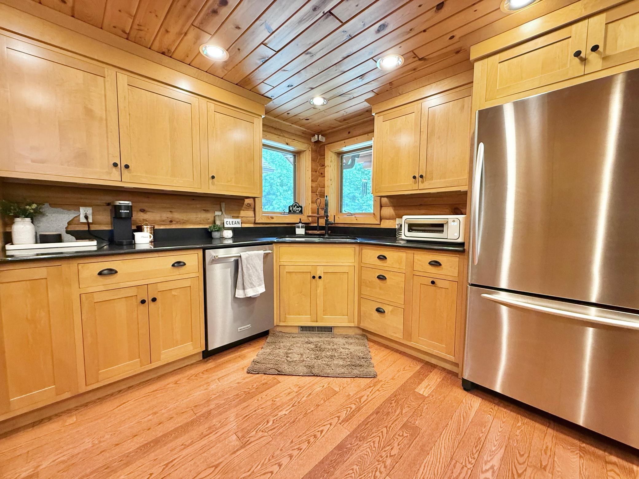 1995 single family home for sale at 130 Eastwood Drive in Thief River Falls, MN — 3 bed, 3 bath (photo 16 of 120)