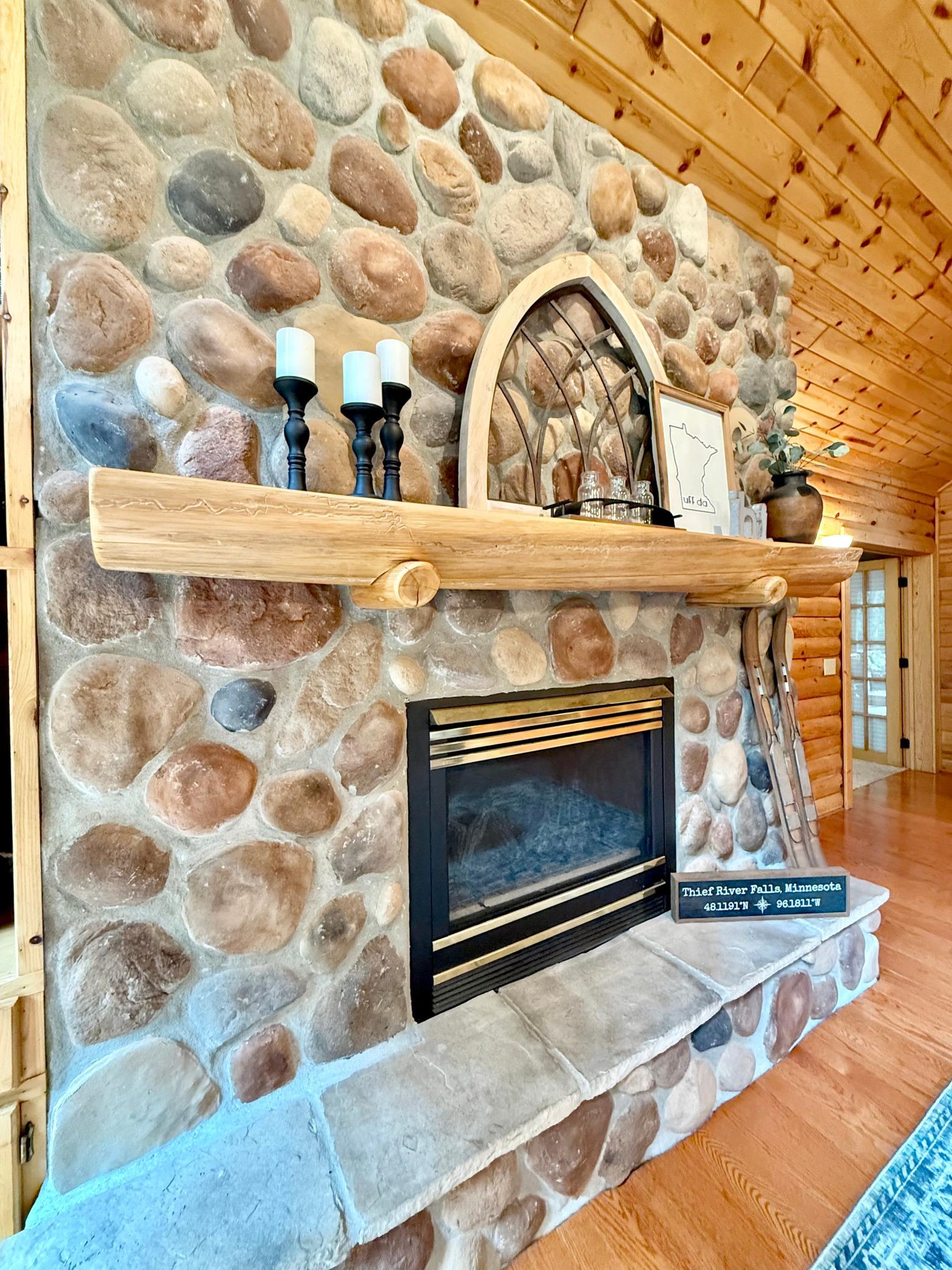 1995 single family home for sale at 130 Eastwood Drive in Thief River Falls, MN — 3 bed, 3 bath (photo 18 of 120)