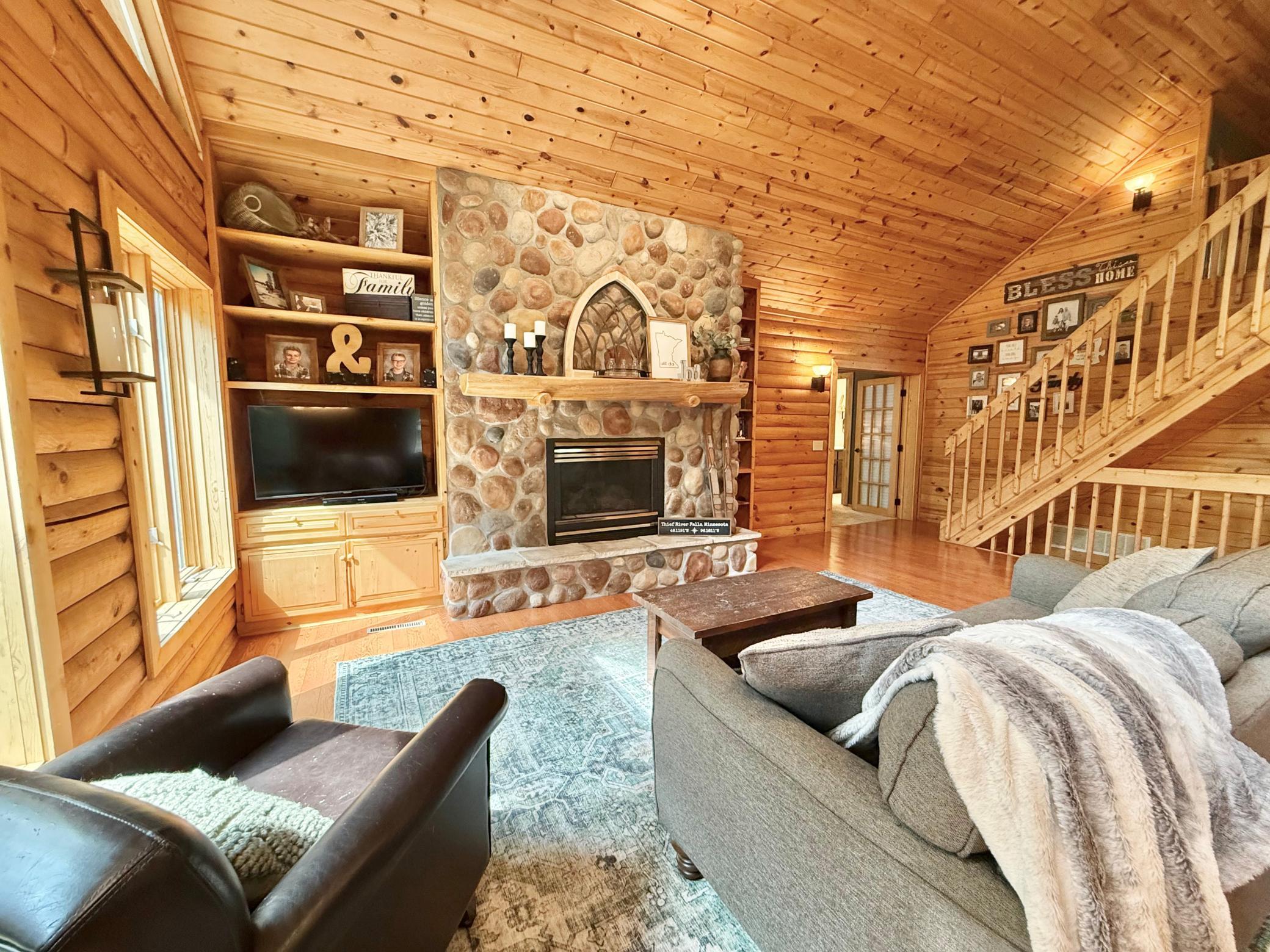 1995 single family home for sale at 130 Eastwood Drive in Thief River Falls, MN — 3 bed, 3 bath (photo 21 of 120)
