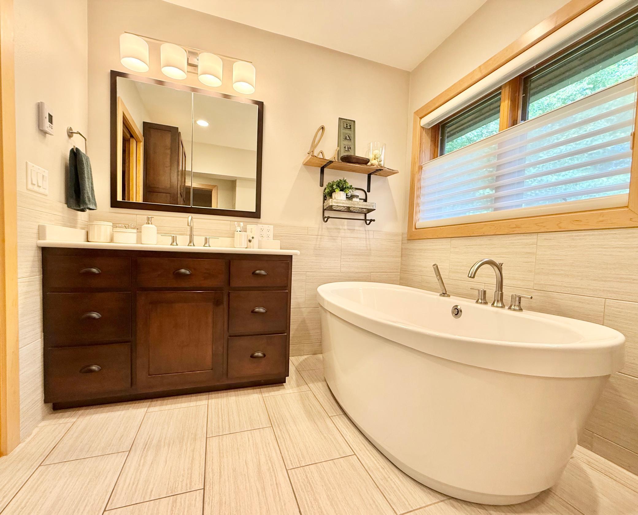 1995 single family home for sale at 130 Eastwood Drive in Thief River Falls, MN — 3 bed, 3 bath (photo 36 of 120)