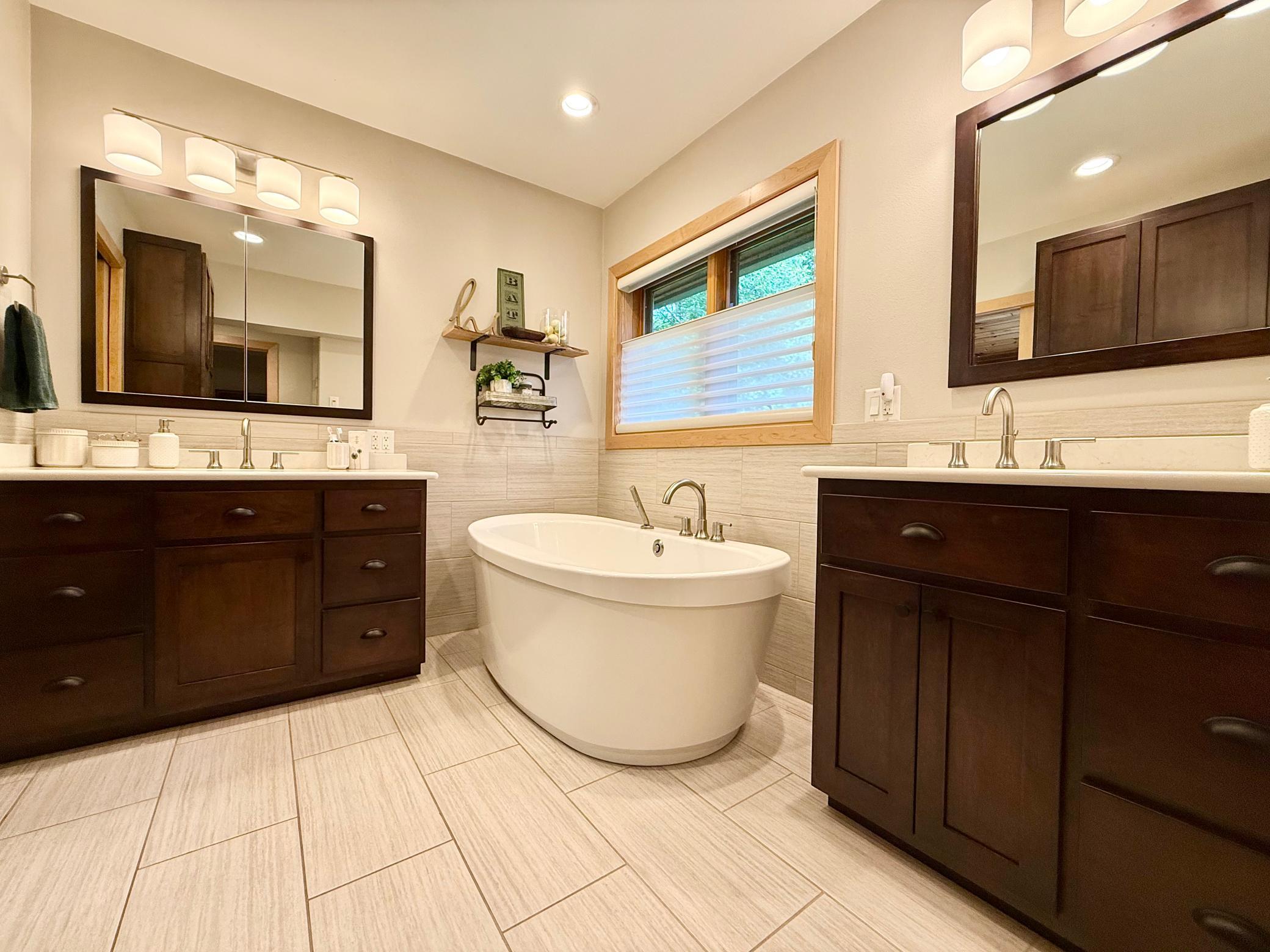 1995 single family home for sale at 130 Eastwood Drive in Thief River Falls, MN — 3 bed, 3 bath (photo 37 of 120)