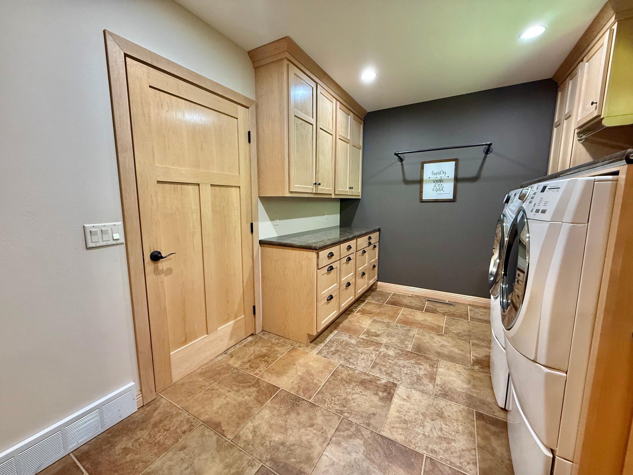 1995 single family home for sale at 130 Eastwood Drive in Thief River Falls, MN — 3 bed, 3 bath (photo 53 of 120)