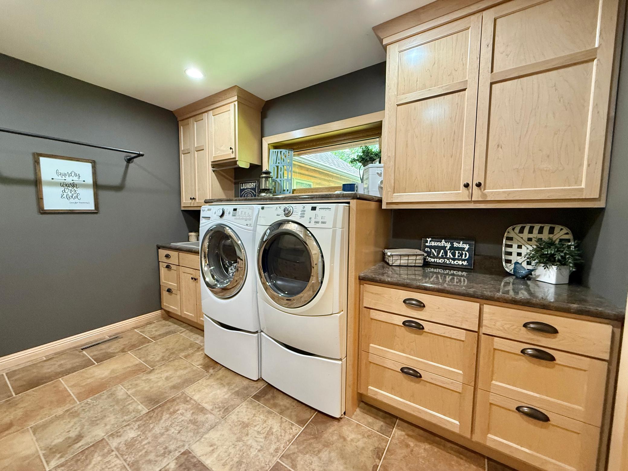 1995 single family home for sale at 130 Eastwood Drive in Thief River Falls, MN — 3 bed, 3 bath (photo 54 of 120)