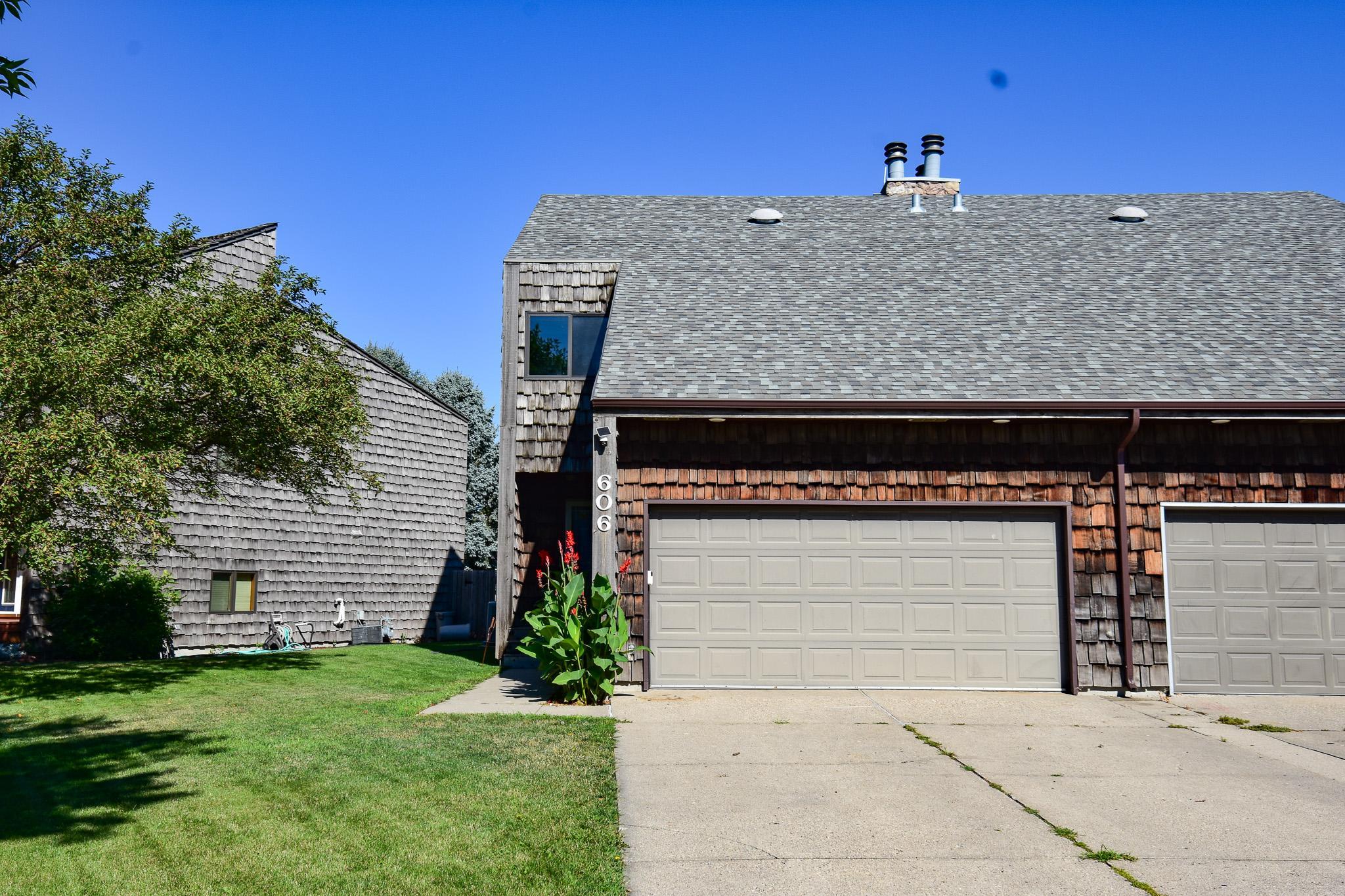 1979 twin home for sale at 606 37th Avenue S in Moorhead, MN — 2 bed, 3 bath (photo 2 of 41)