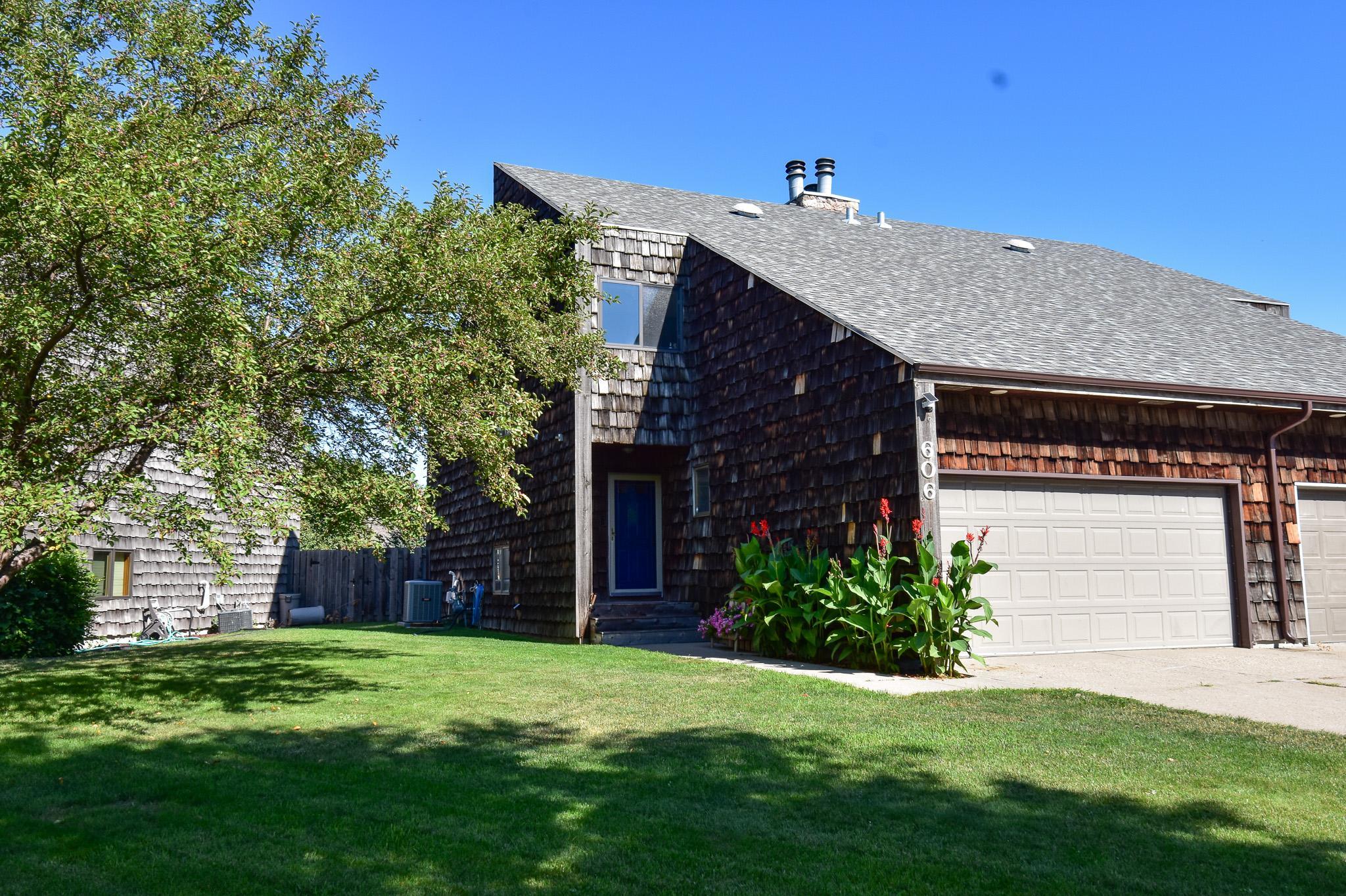 1979 twin home for sale at 606 37th Avenue S in Moorhead, MN — 2 bed, 3 bath (photo 3 of 41)