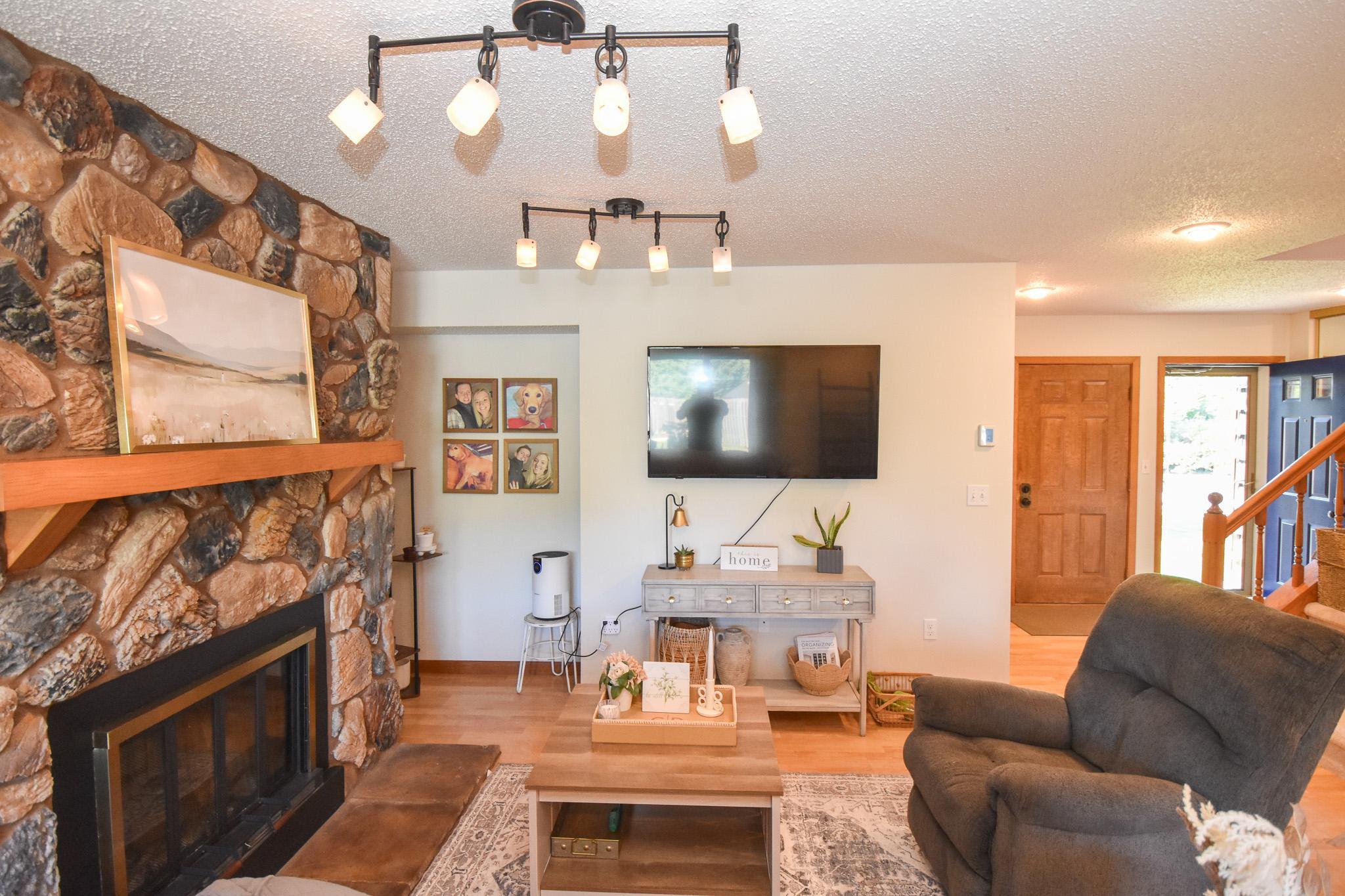 1979 twin home for sale at 606 37th Avenue S in Moorhead, MN — 2 bed, 3 bath (photo 9 of 41)