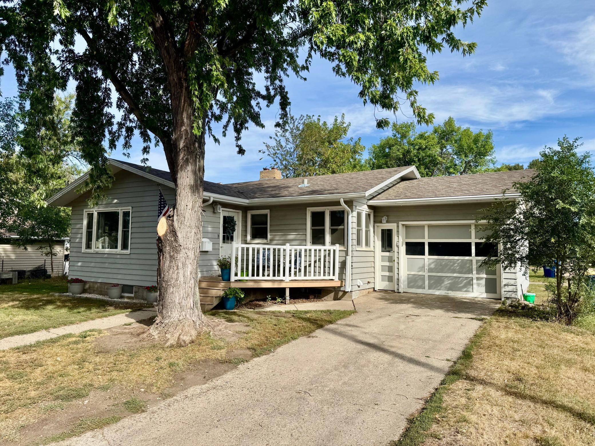 1958 single family home for sale at 707 4th Street SE in Jamestown, ND — 3 bed, 2 bath (photo 3 of 20)