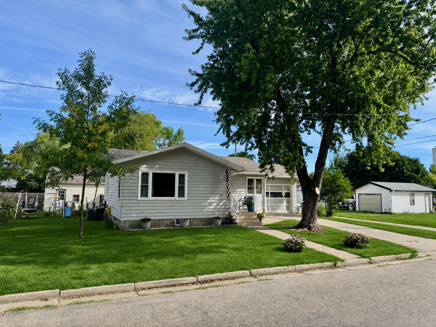 1958 single family home for sale at 707 4th Street SE in Jamestown, ND — 3 bed, 2 bath (photo 4 of 20)