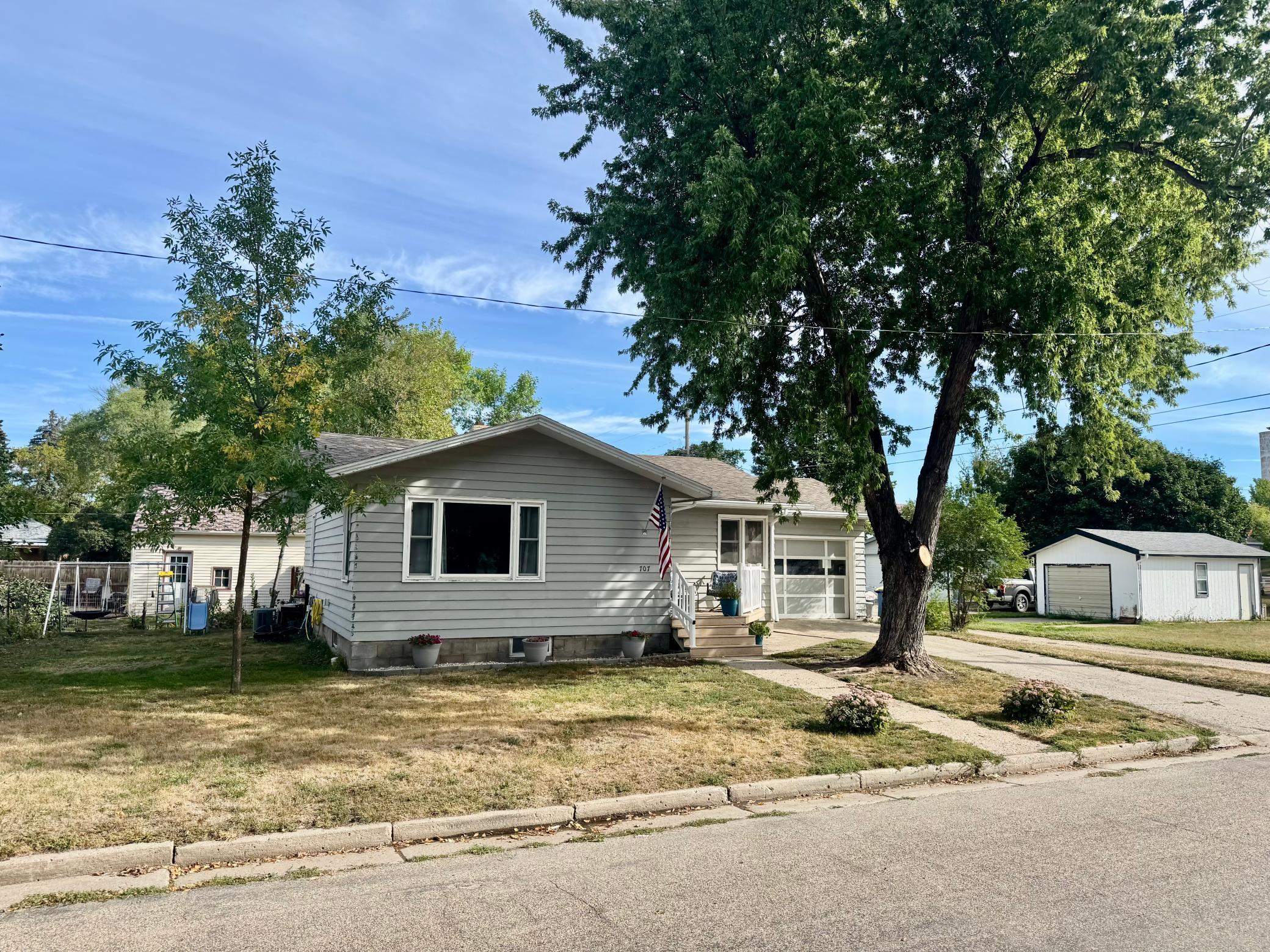 1958 single family home for sale at 707 4th Street SE in Jamestown, ND — 3 bed, 2 bath (photo 5 of 20)