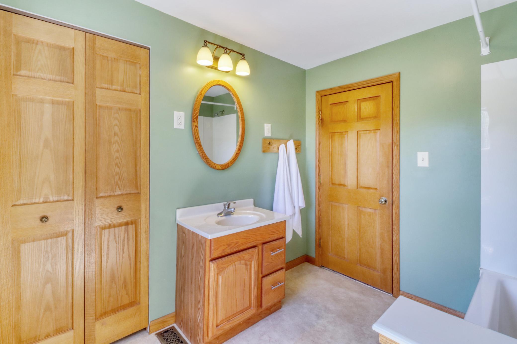 1915 single family home for sale at 332 Oak Street in Detroit Lakes, MN — 3 bed, 2 bath (photo 30 of 61)