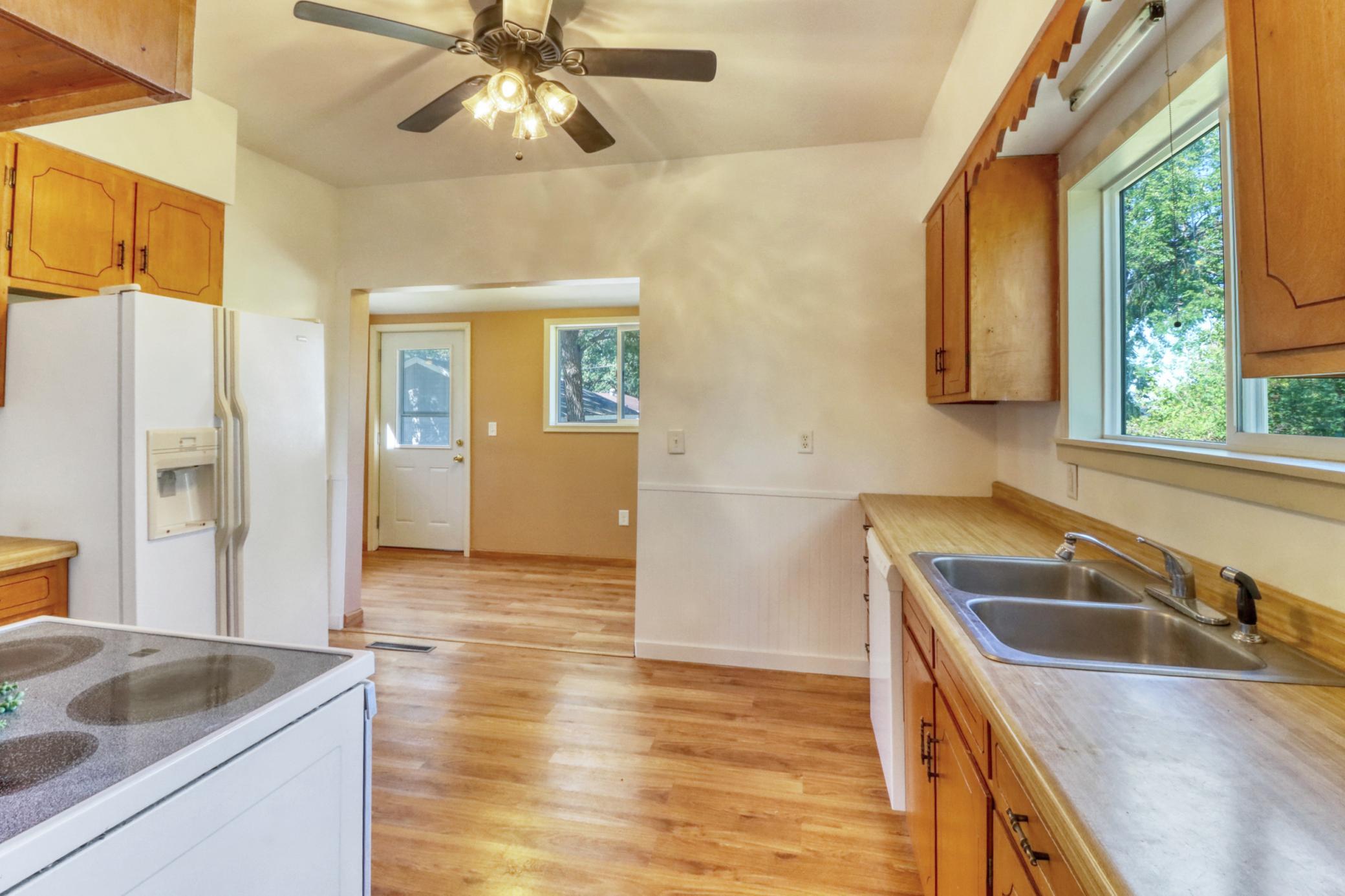 1915 single family home for sale at 332 Oak Street in Detroit Lakes, MN — 3 bed, 2 bath (photo 7 of 61)