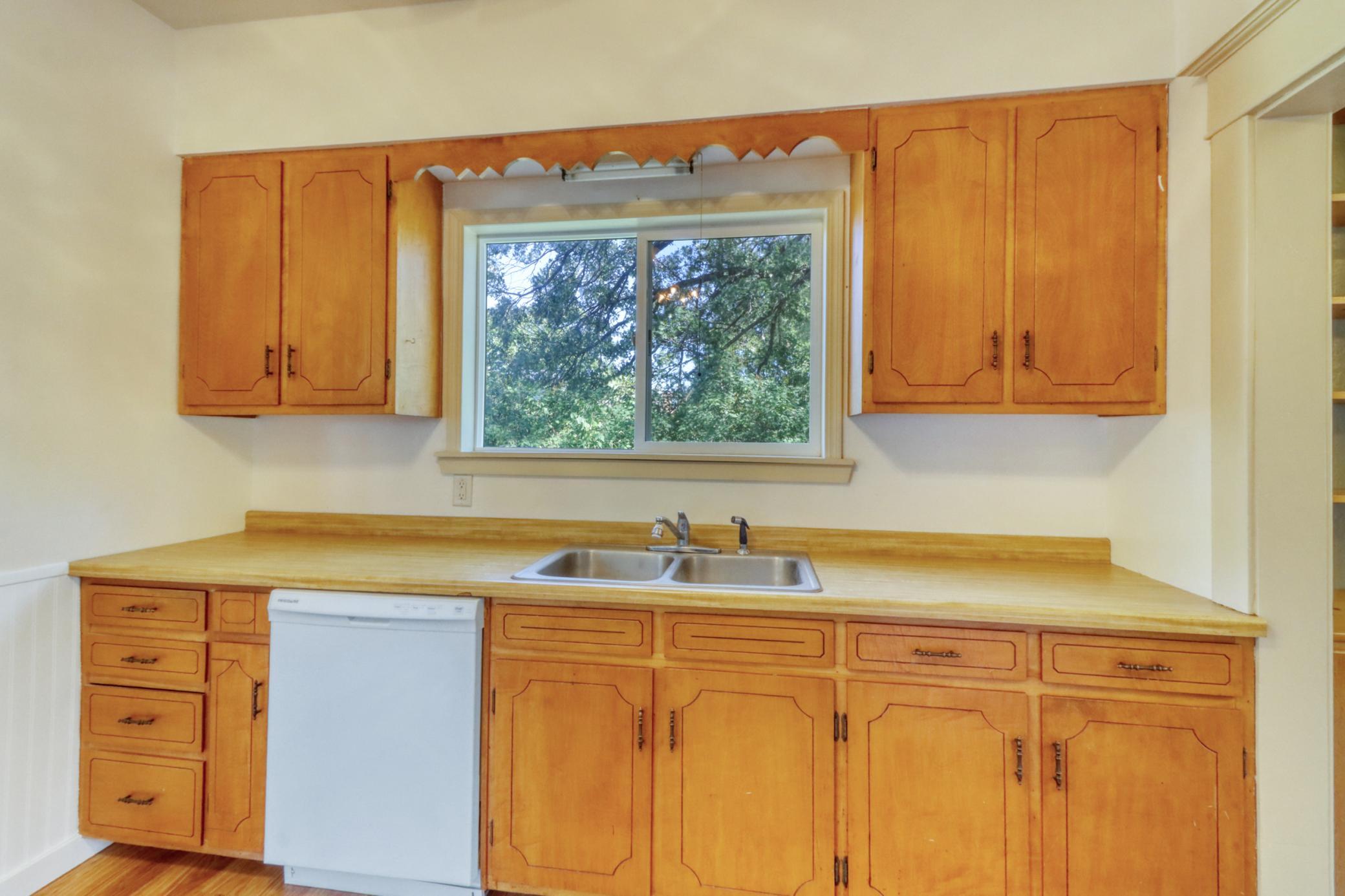 1915 single family home for sale at 332 Oak Street in Detroit Lakes, MN — 3 bed, 2 bath (photo 8 of 61)