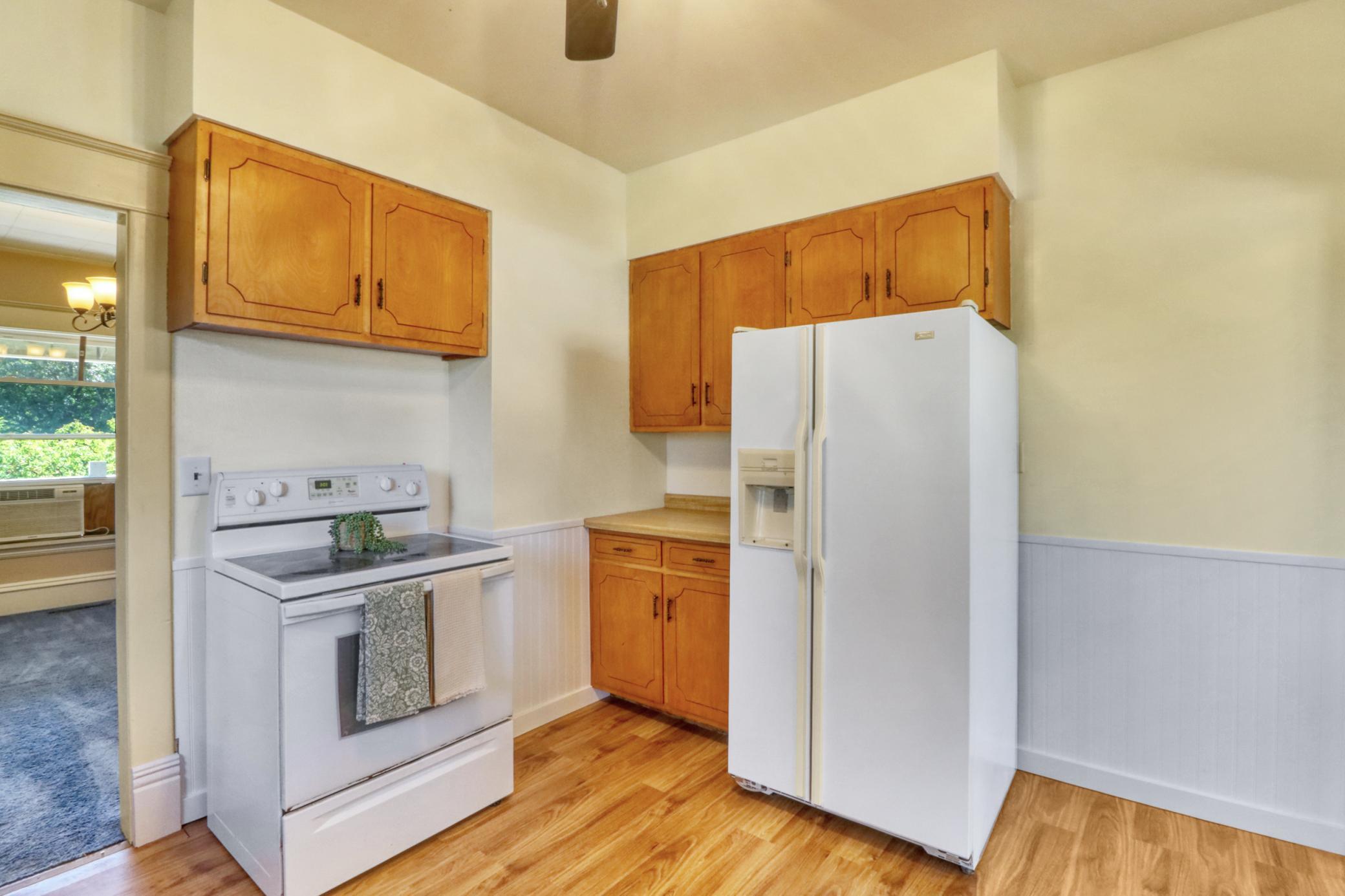 1915 single family home for sale at 332 Oak Street in Detroit Lakes, MN — 3 bed, 2 bath (photo 9 of 61)
