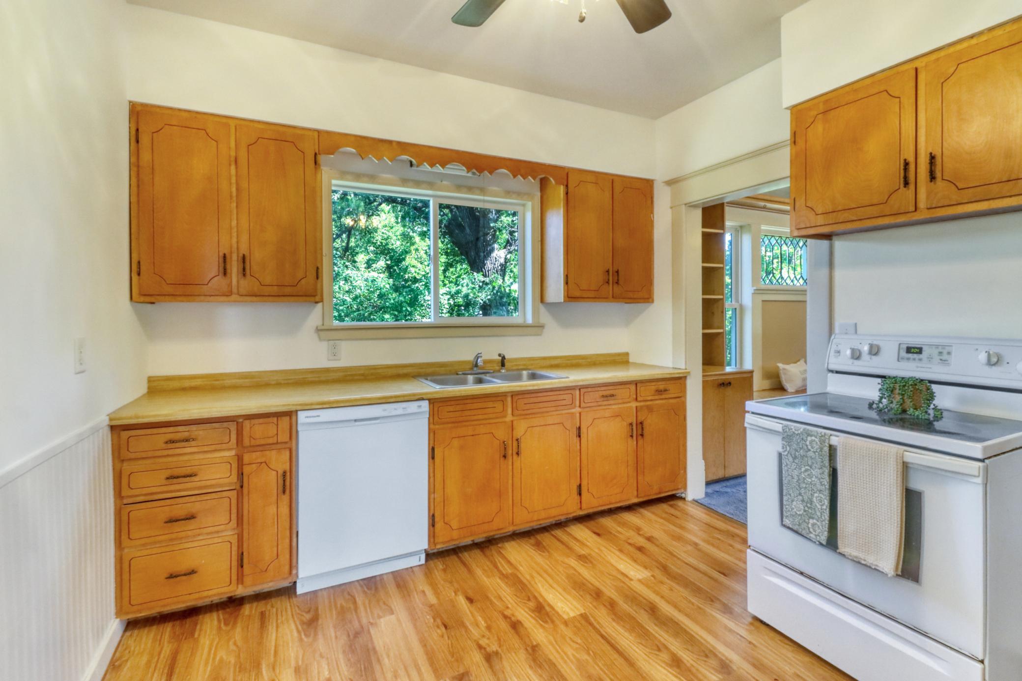 1915 single family home for sale at 332 Oak Street in Detroit Lakes, MN — 3 bed, 2 bath (photo 10 of 61)