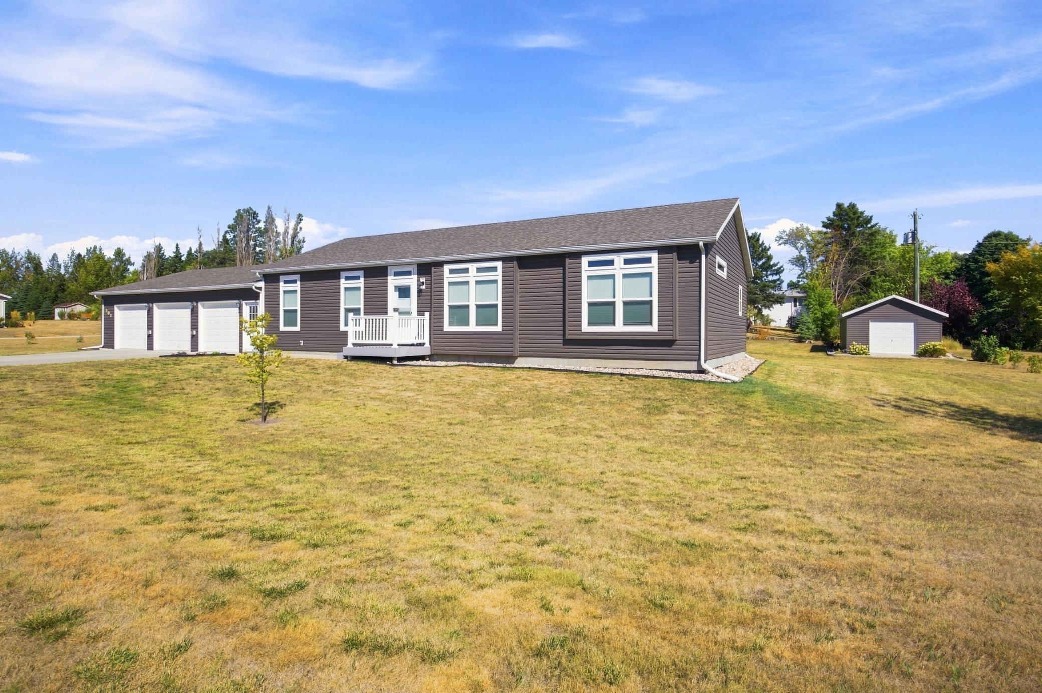 2018 single family home for sale at 303 Morrow Drive in Enderlin, ND — 3 bed, 3 bath (photo 2 of 36)