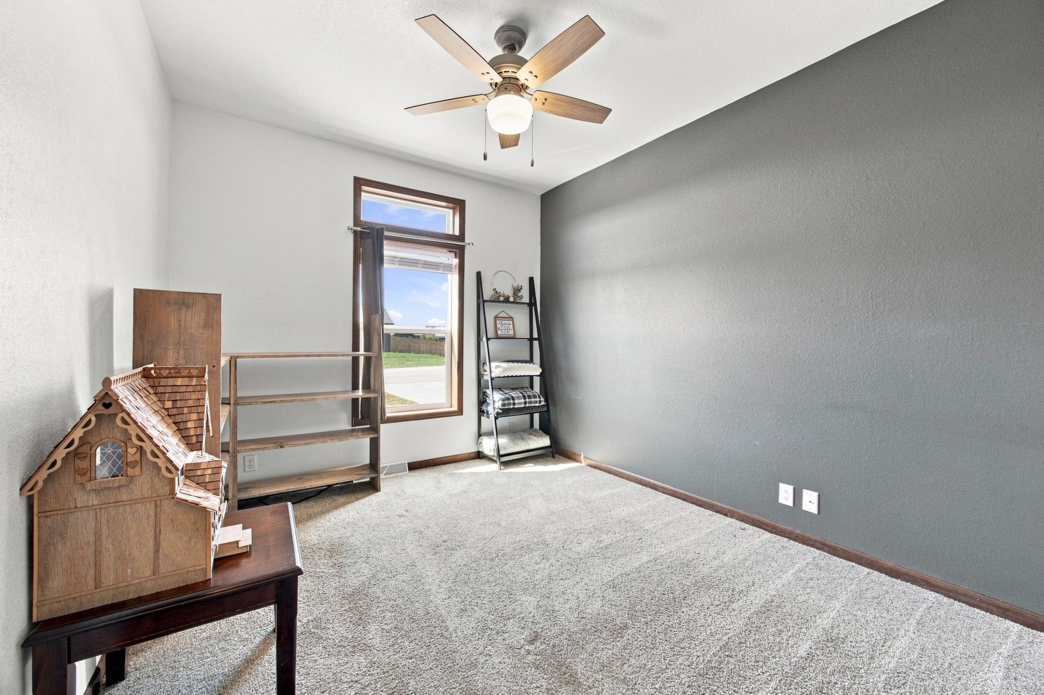 2018 single family home for sale at 303 Morrow Drive in Enderlin, ND — 3 bed, 3 bath (photo 17 of 36)